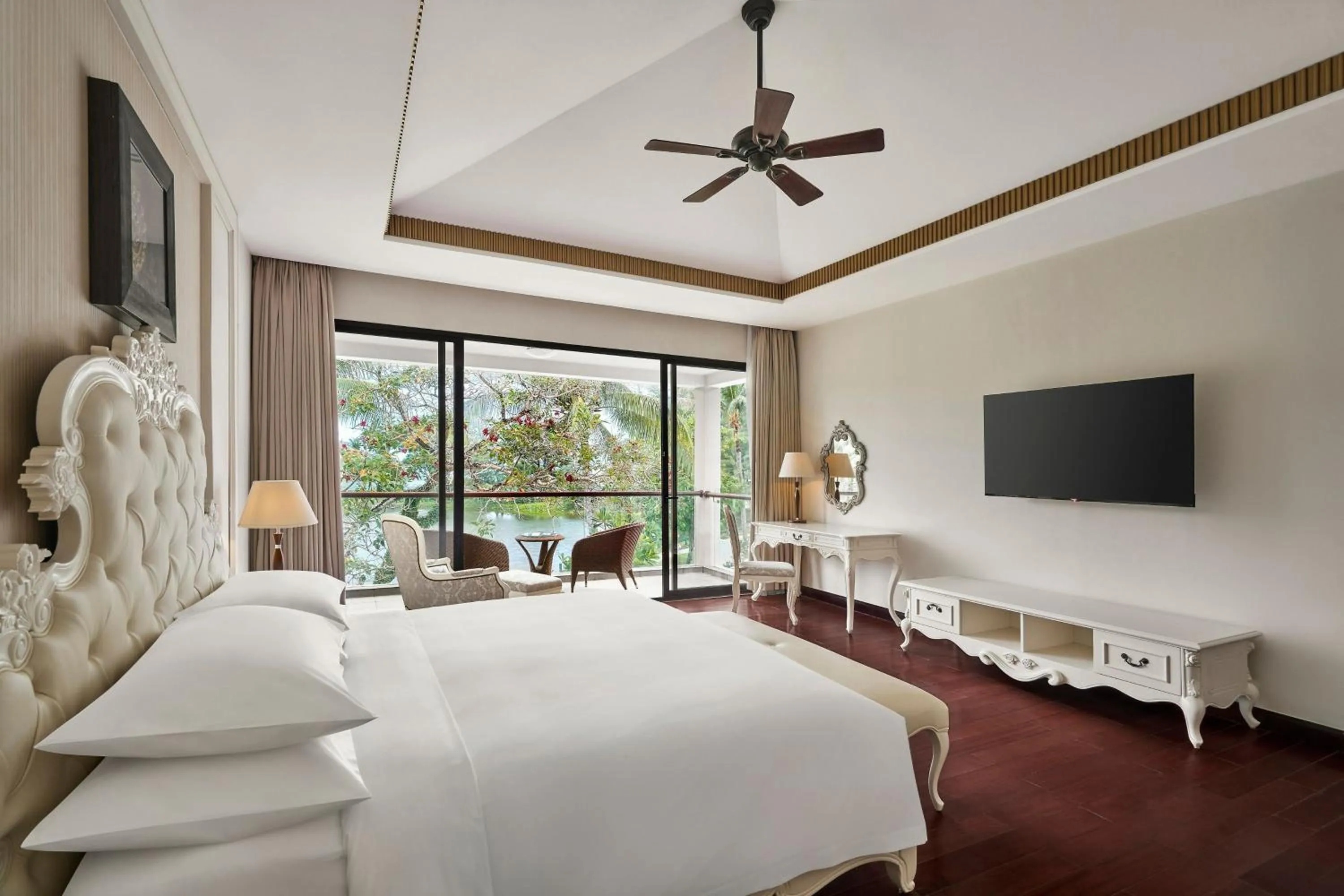 Bedroom, Bed in Sheraton Phu Quoc Long Beach Resort