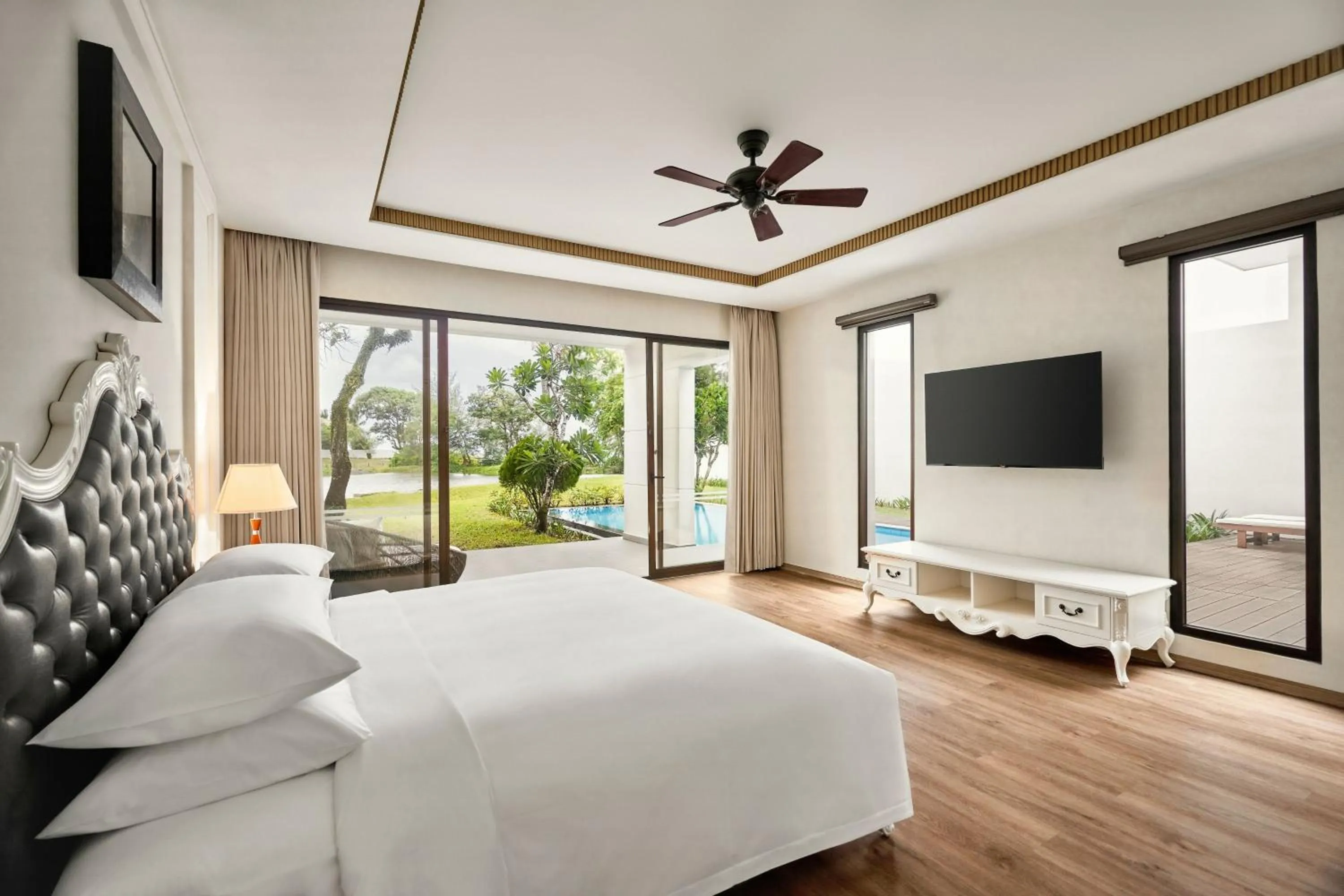 Bedroom, Bed in Sheraton Phu Quoc Long Beach Resort