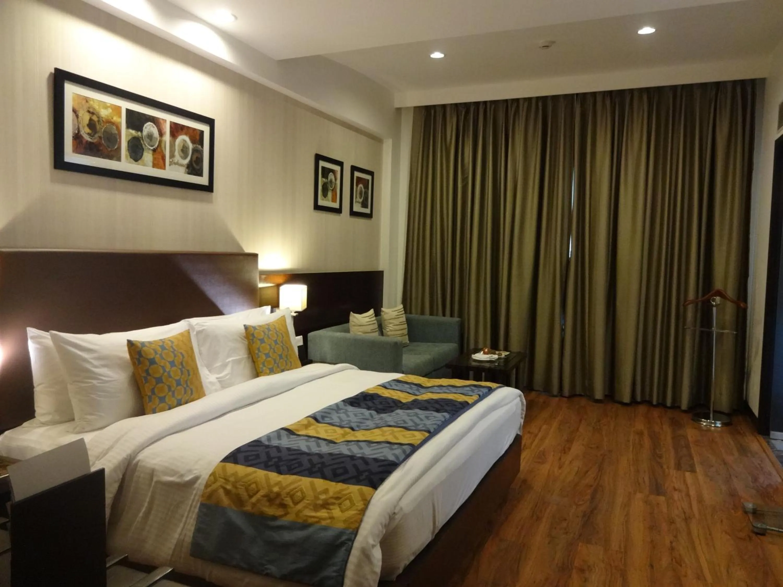 Photo of the whole room, Bed in Fortune Park Orange, Sidhrawali, Gurugram - Member ITC Hotels' Group