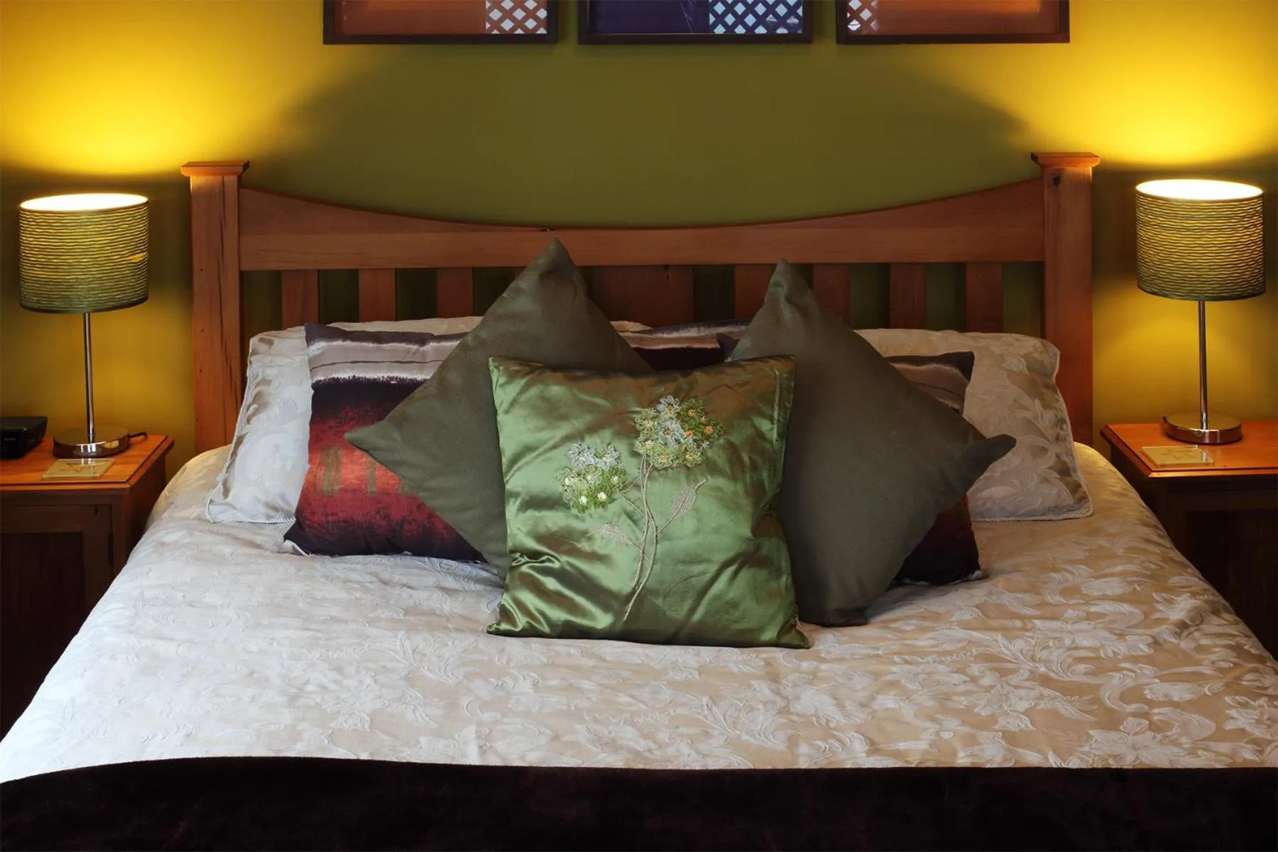 Shower, Bed in Harbour Lodge