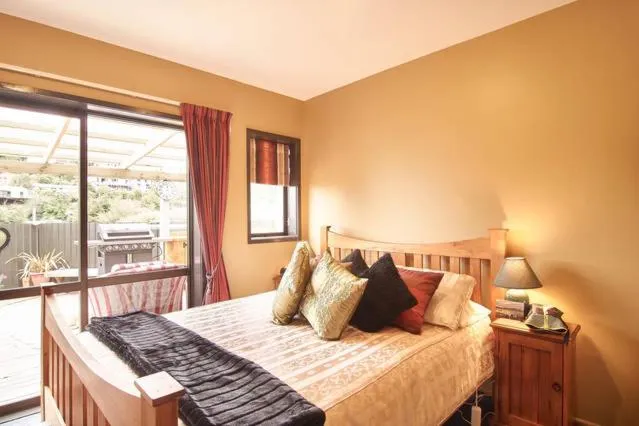 Shower, Bed in Harbour Lodge