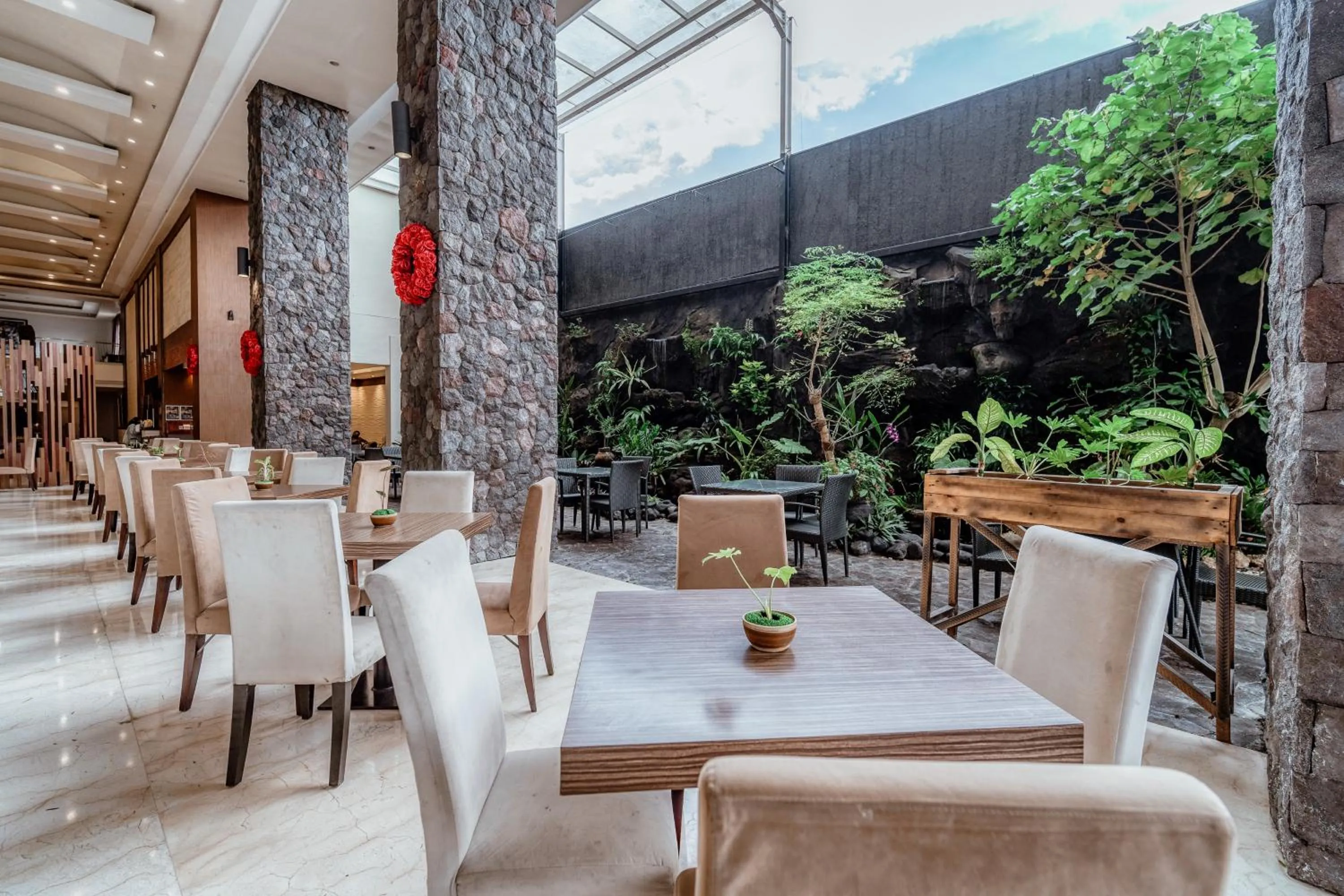 Restaurant/places to eat in Ascent Premiere Hotel and Convention