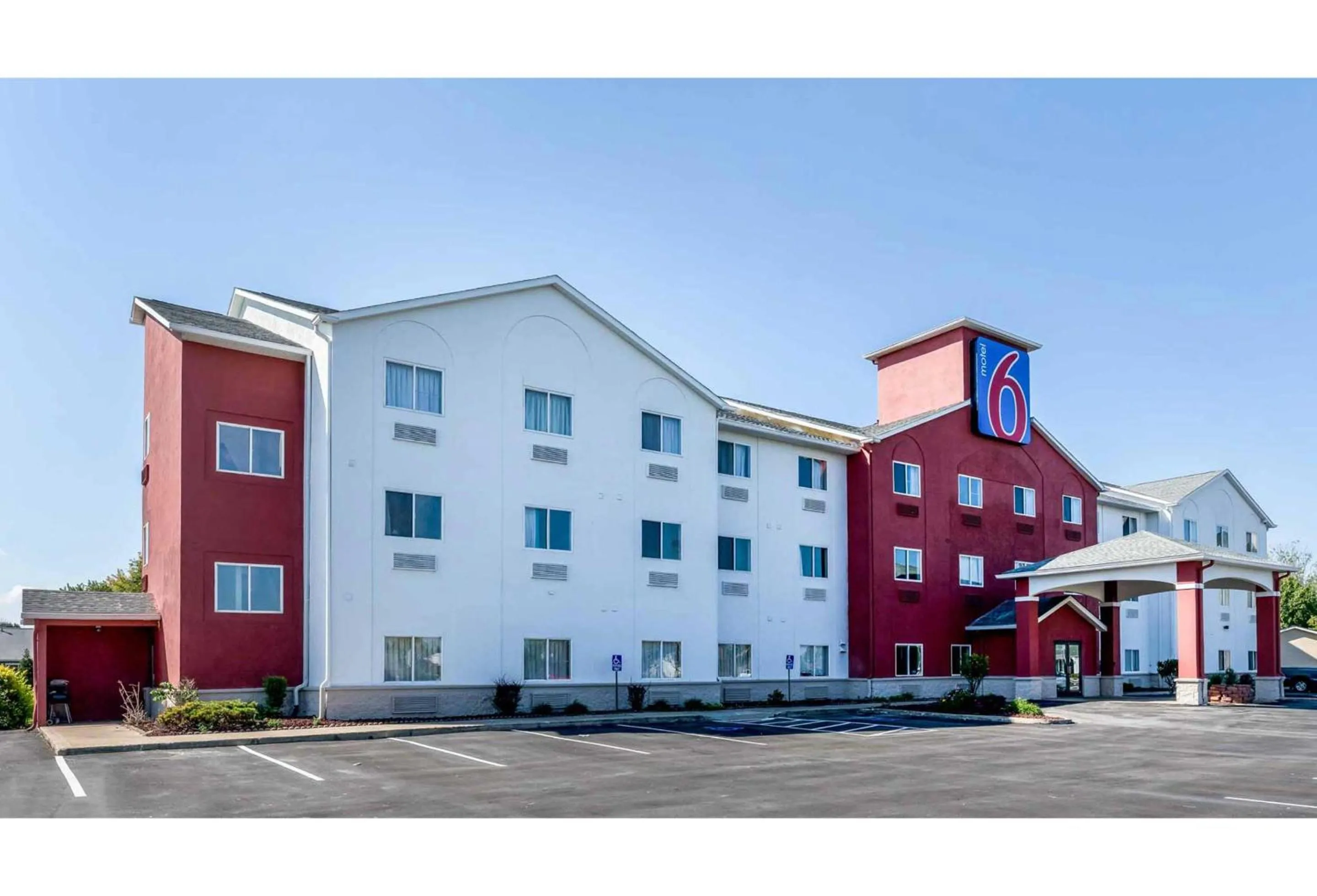 Facade/entrance in Studio 6 Indianapolis, IN - Southport