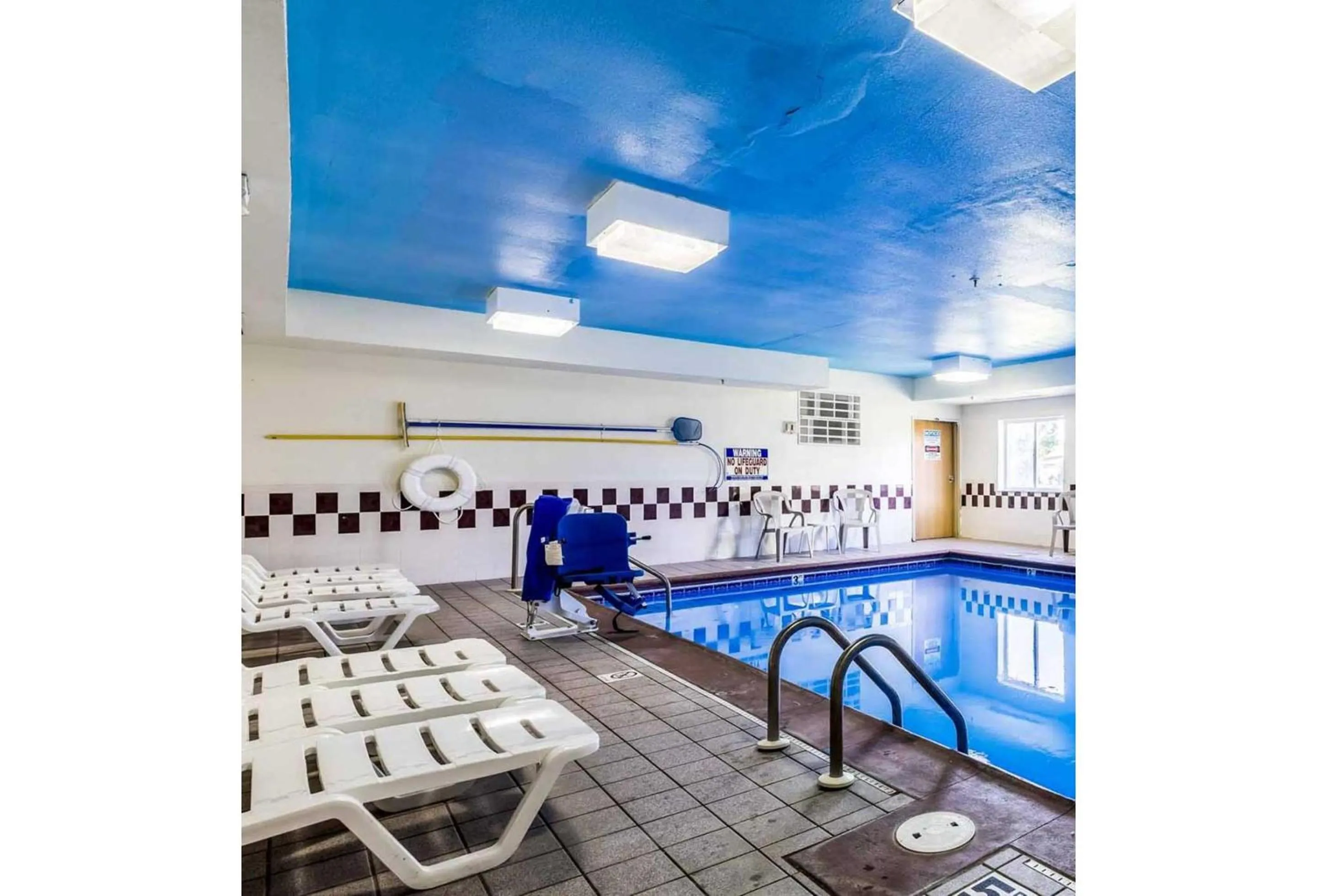 Swimming pool in Studio 6 Indianapolis, IN - Southport