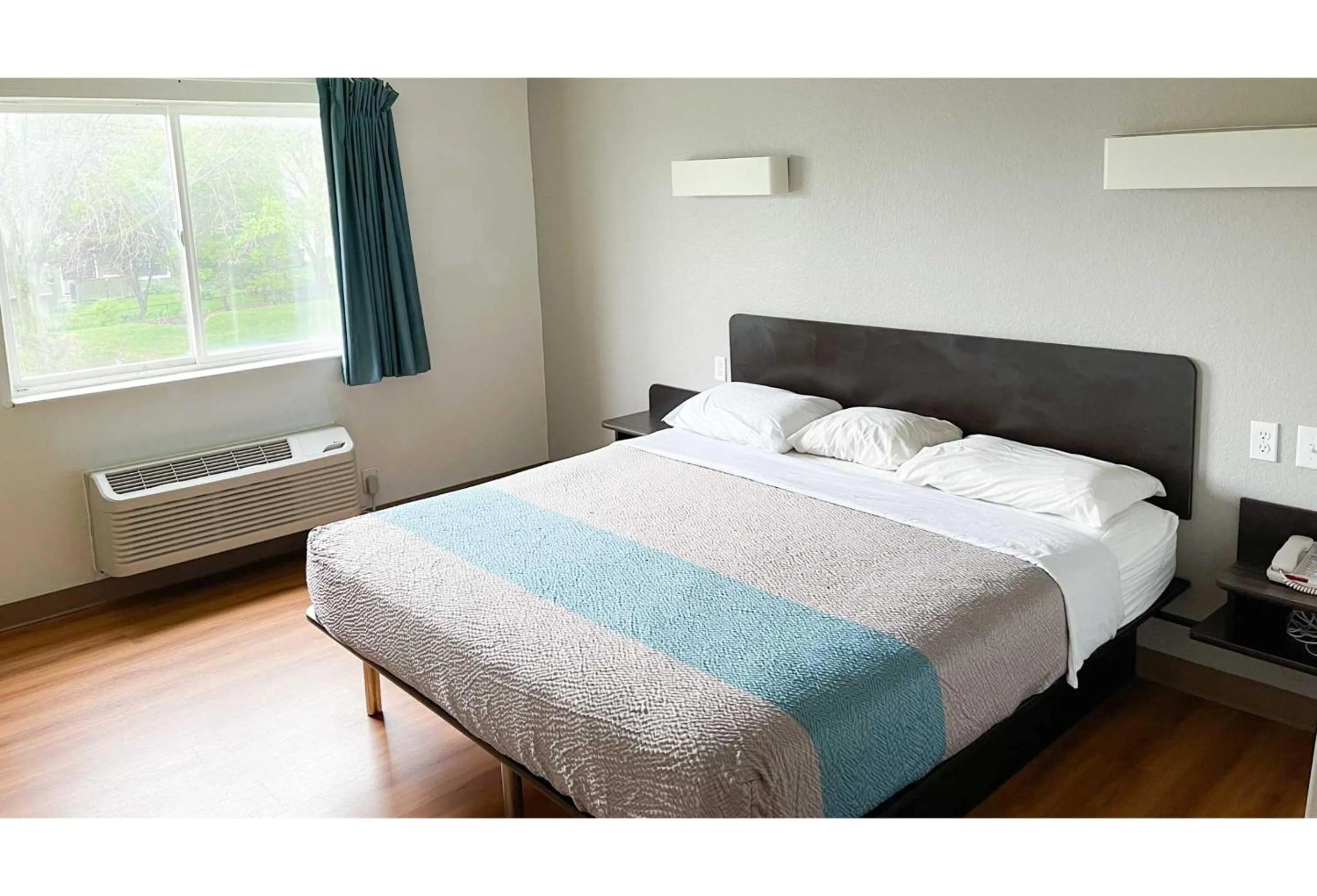 Bedroom, Bed in Studio 6 Indianapolis, IN - Southport