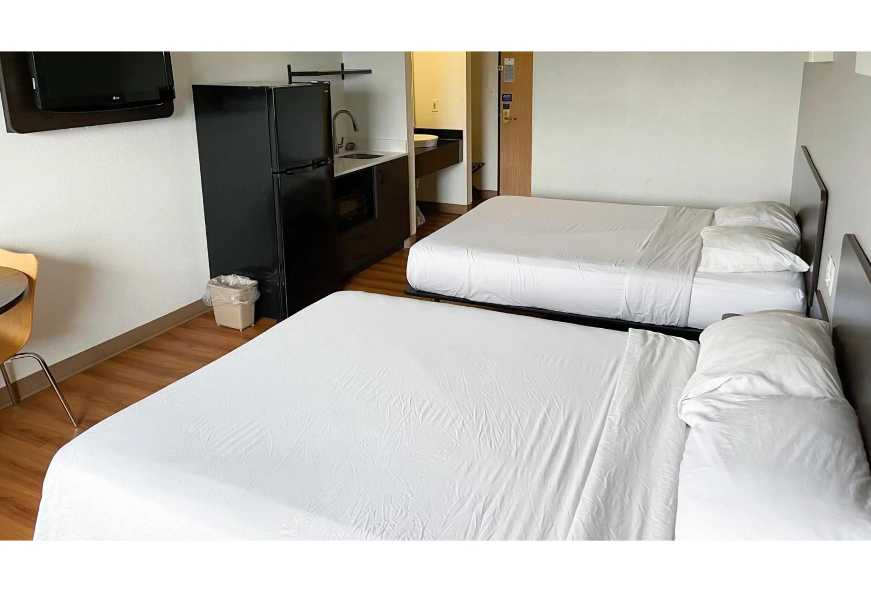 Photo of the whole room, Bed in Studio 6 Indianapolis, IN - Southport