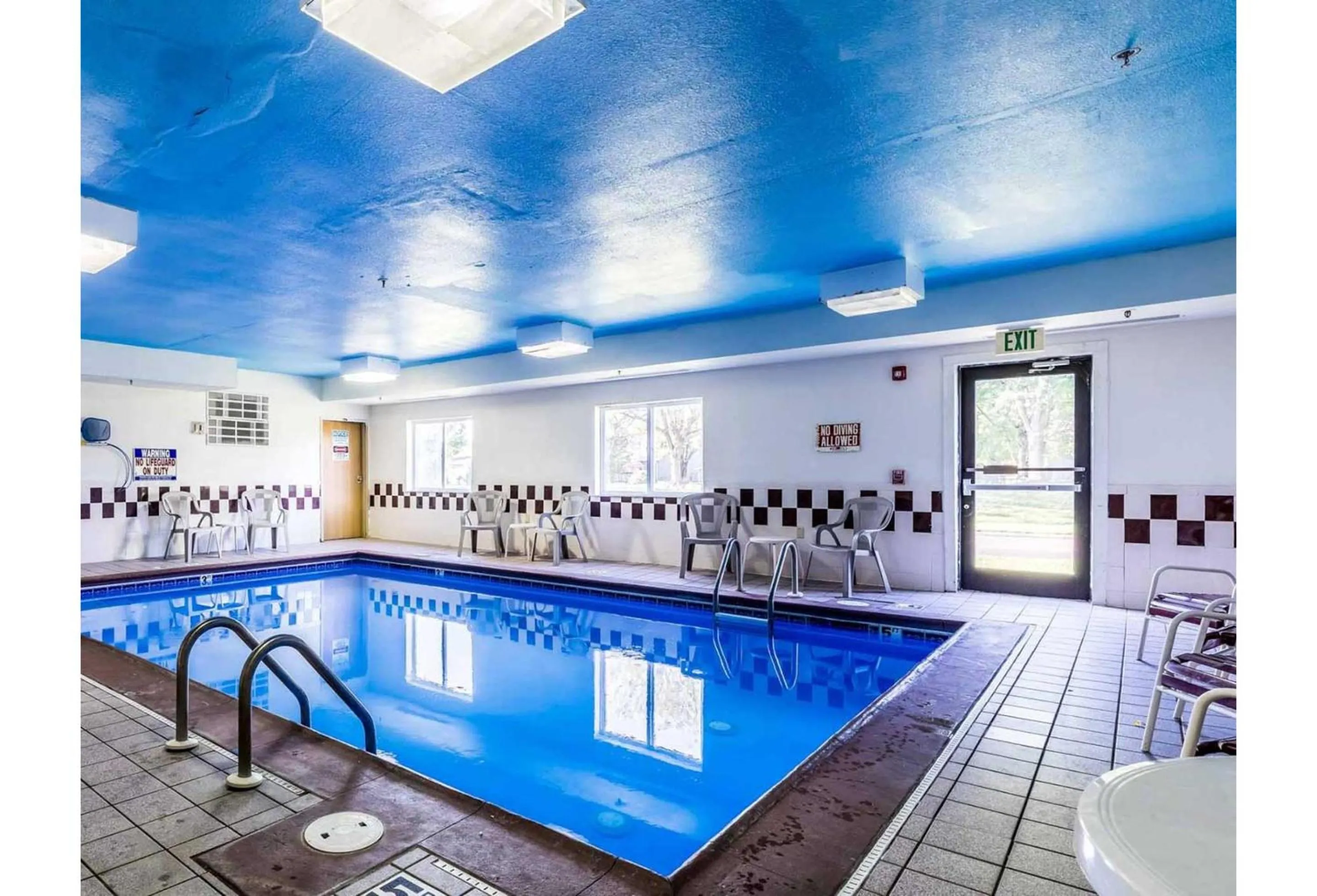 Swimming pool in Studio 6 Indianapolis, IN - Southport