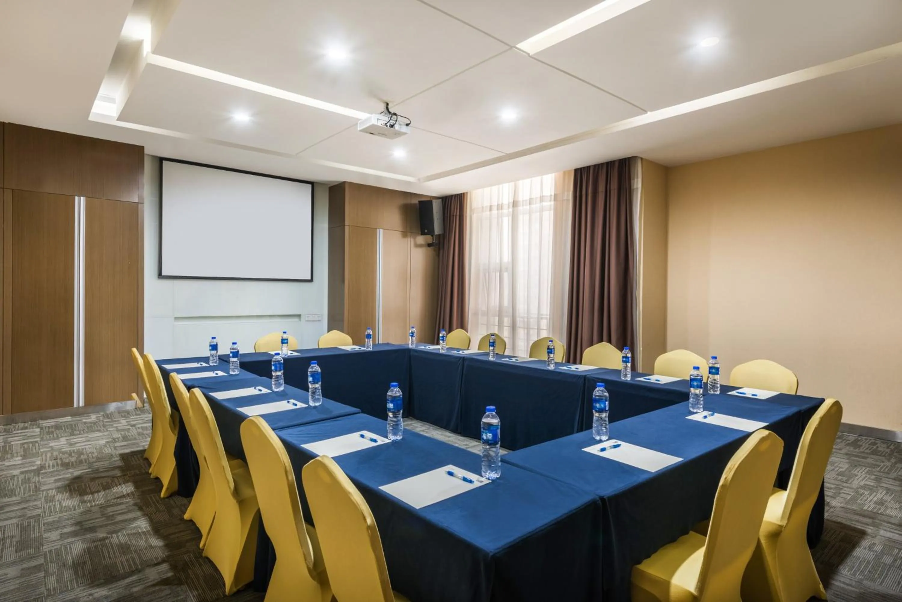 Meeting/conference room in Holiday Inn Express Baoji City Centre by IHG