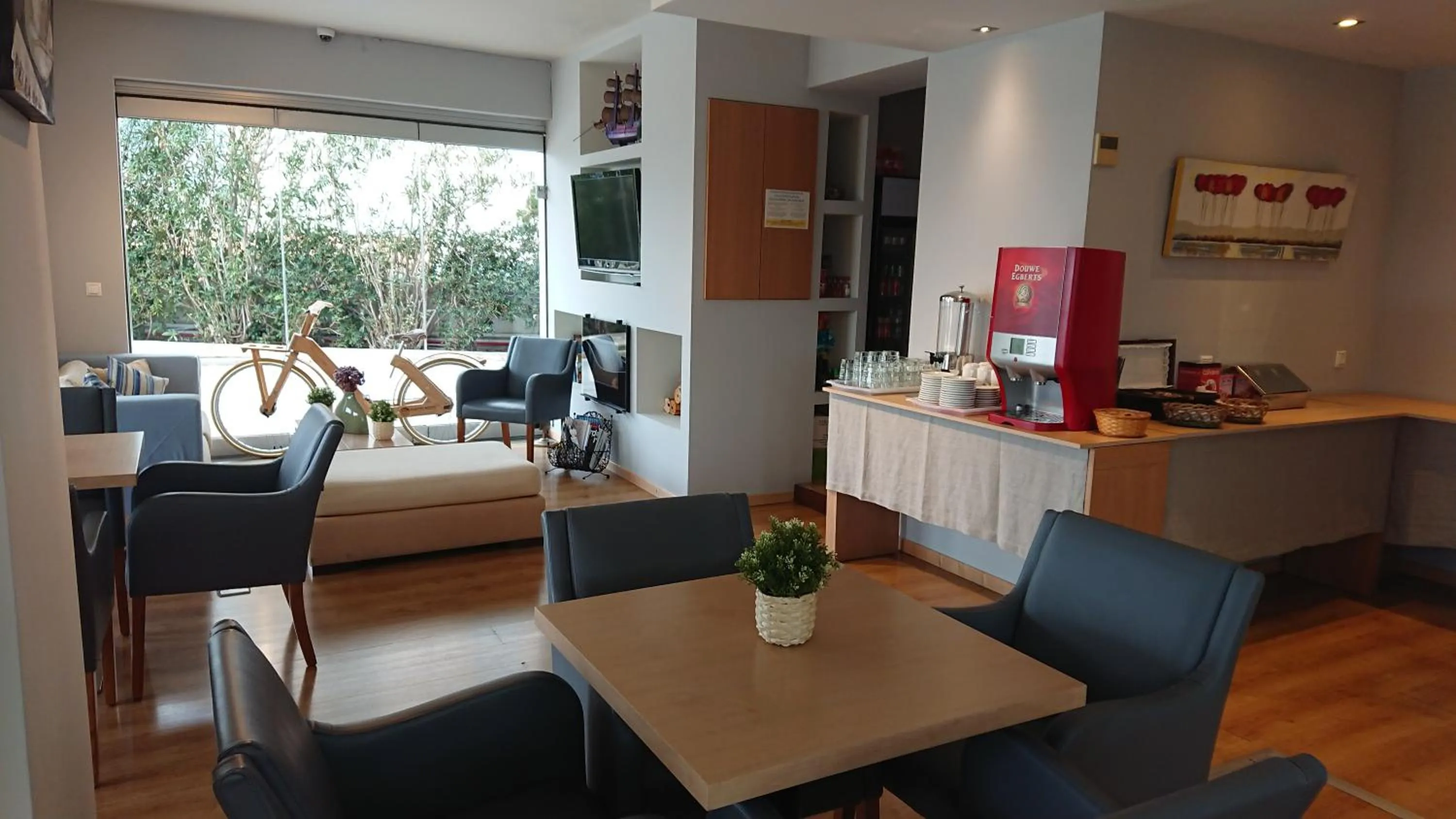 Communal lounge/ TV room in Diolkos Studios