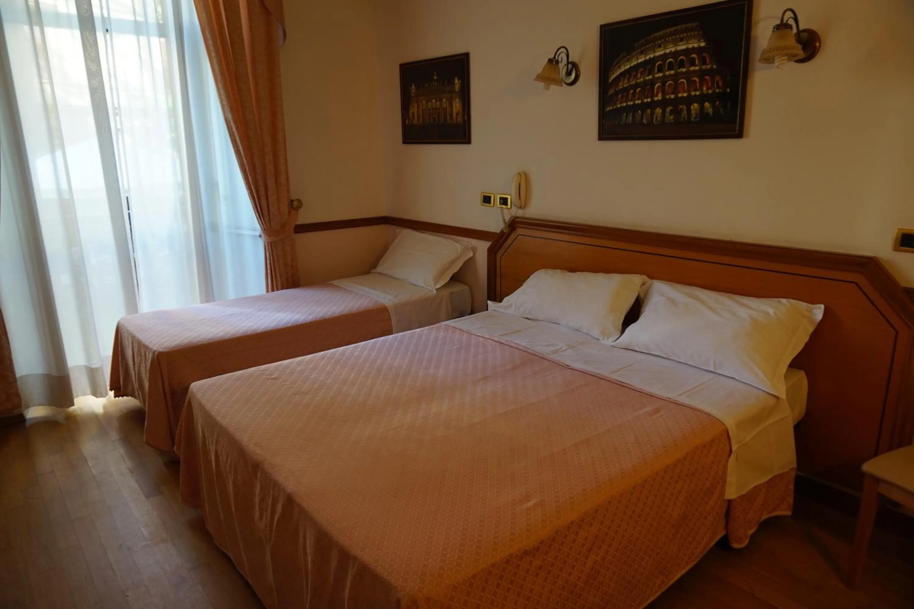 Day, Bed in Green Hotel