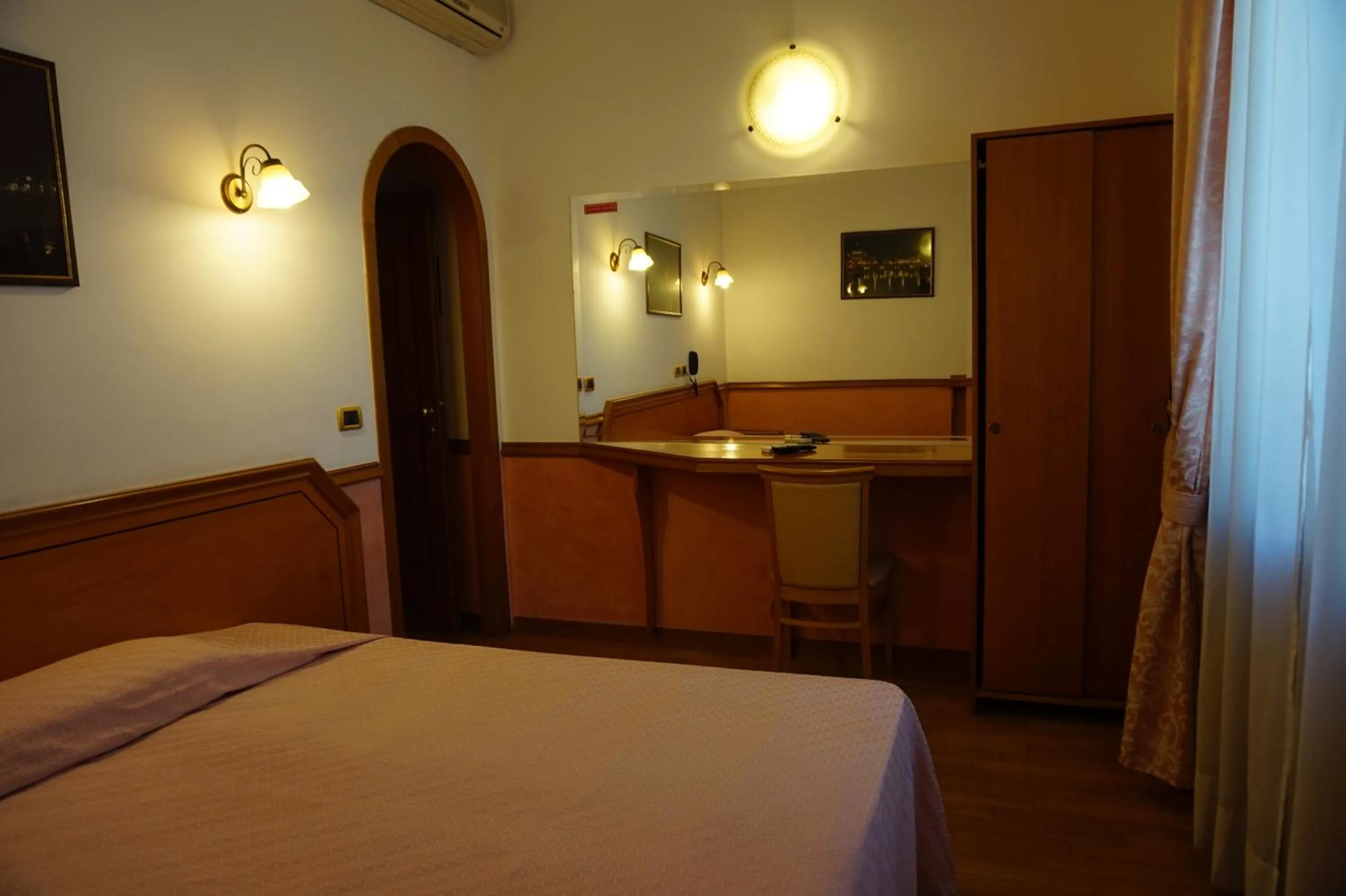 Bedroom, Bed in Green Hotel