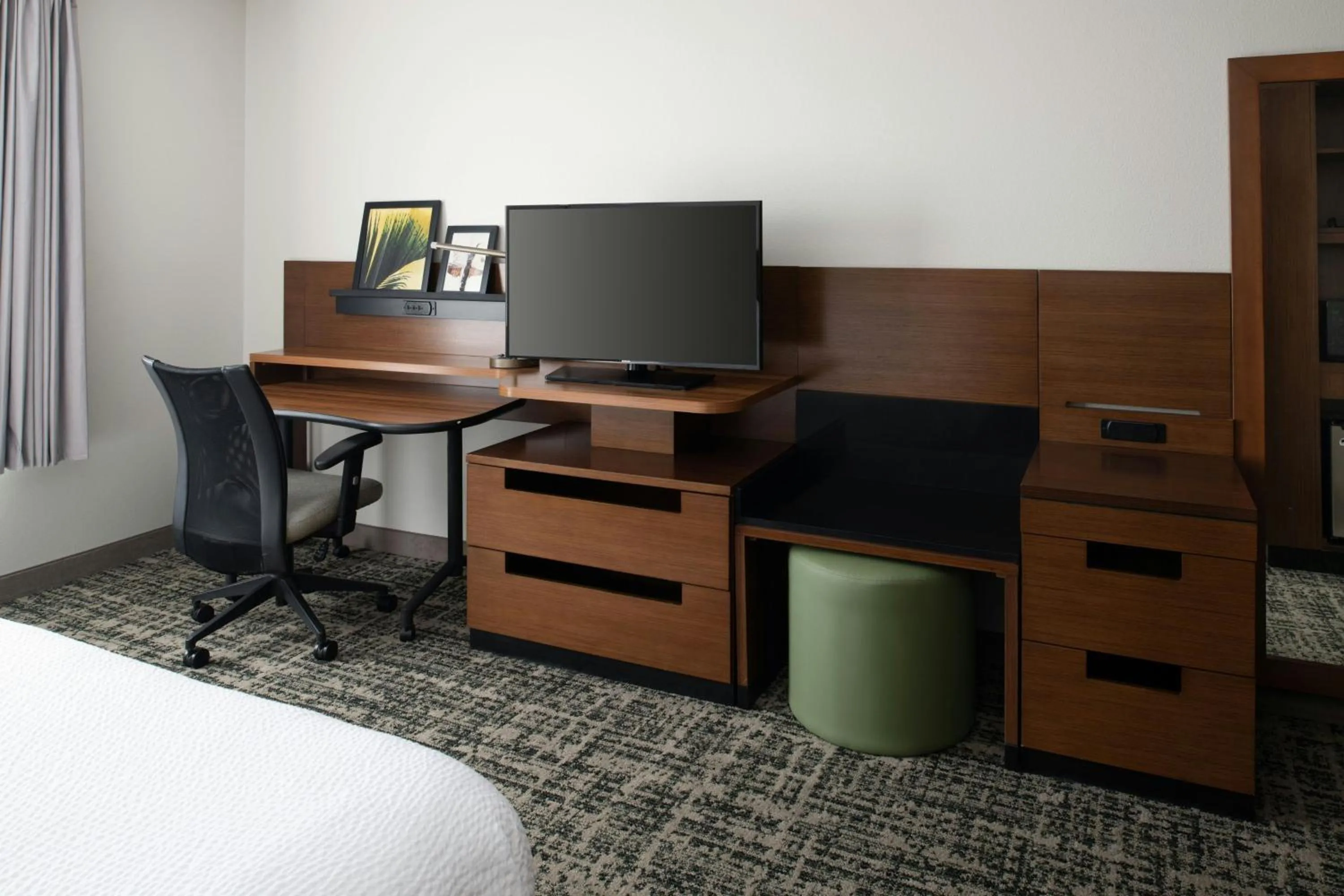 Photo of the whole room, Bed in Fairfield Inn & Suites by Marriott Tampa Westshore/Airport