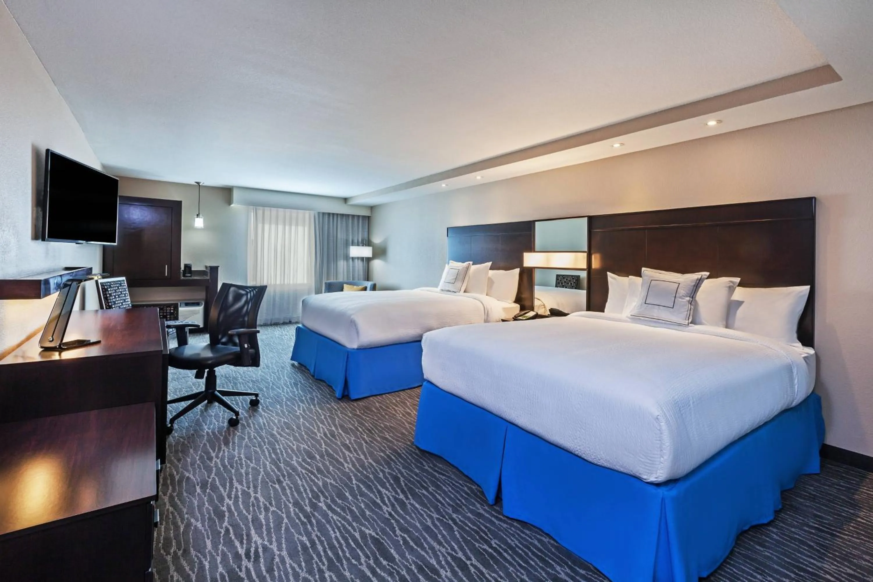 Photo of the whole room, Bed in Courtyard Houston I-10 West/Park Row