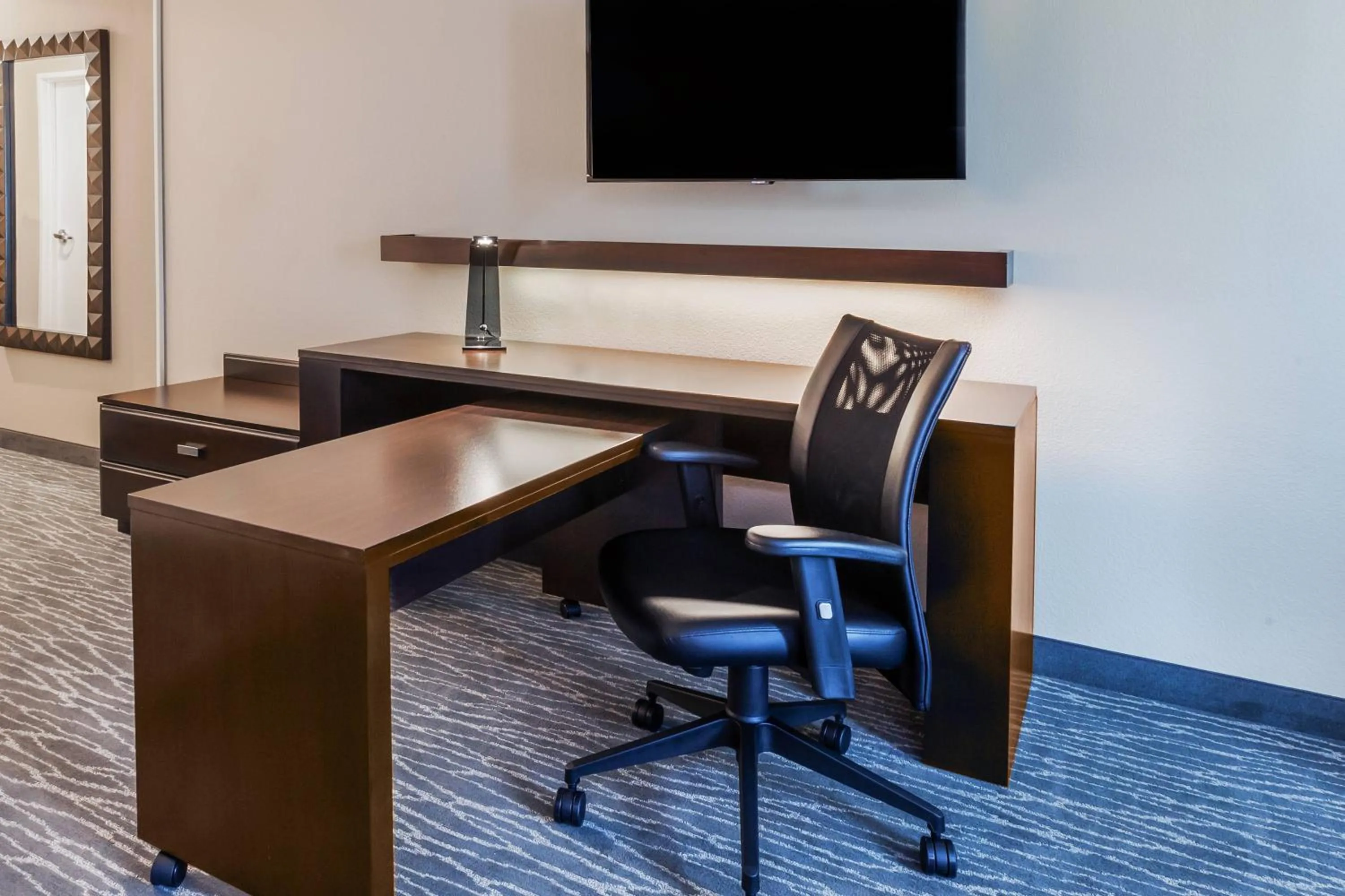 Photo of the whole room in Courtyard Houston I-10 West/Park Row