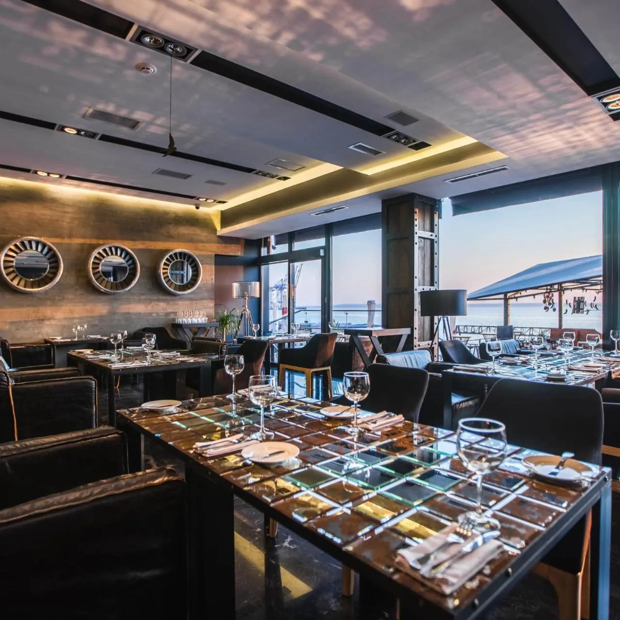 Restaurant/places to eat in M1 Club Hotel