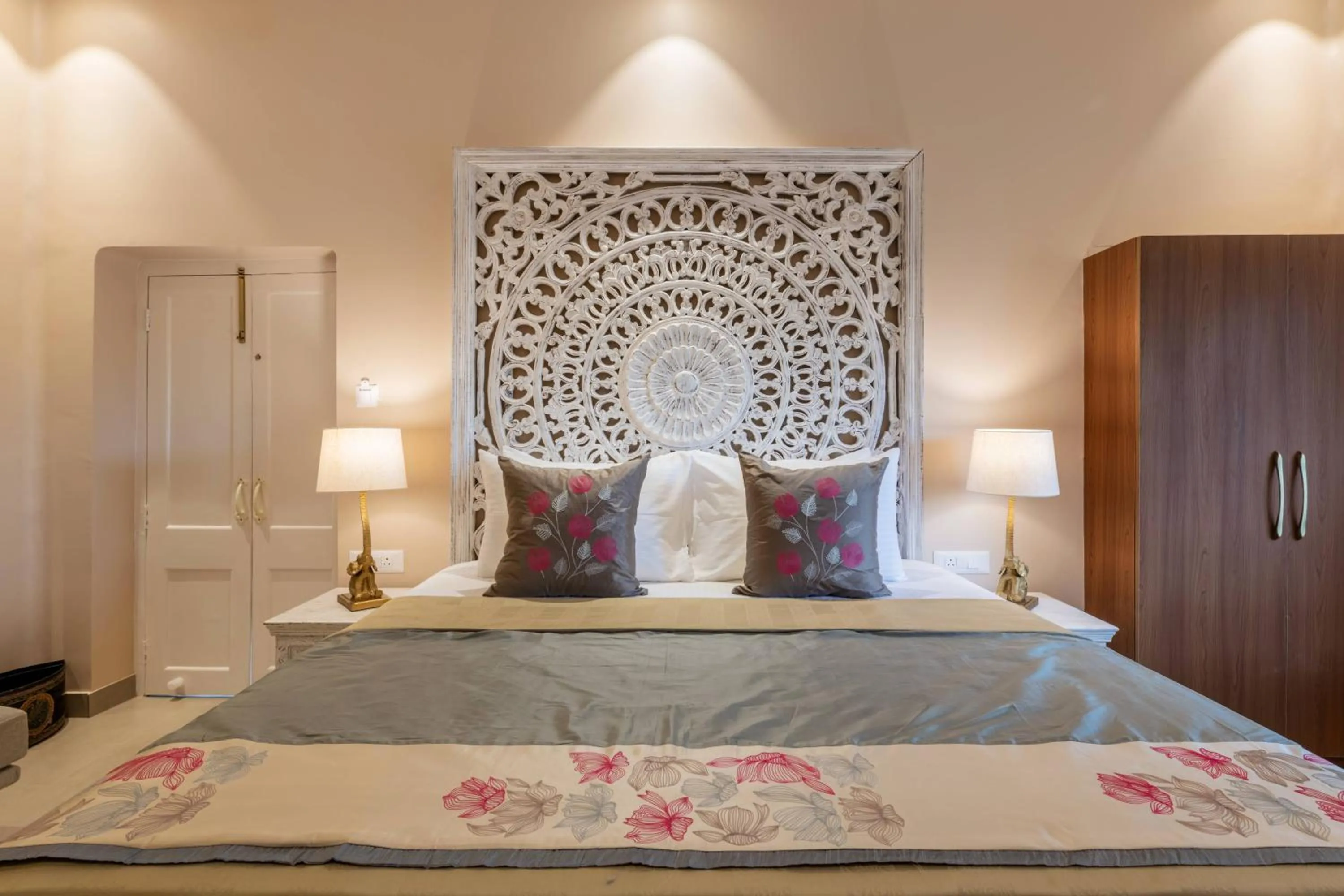 Bed in juSTa Luxe Kashi Parampara, Varanasi