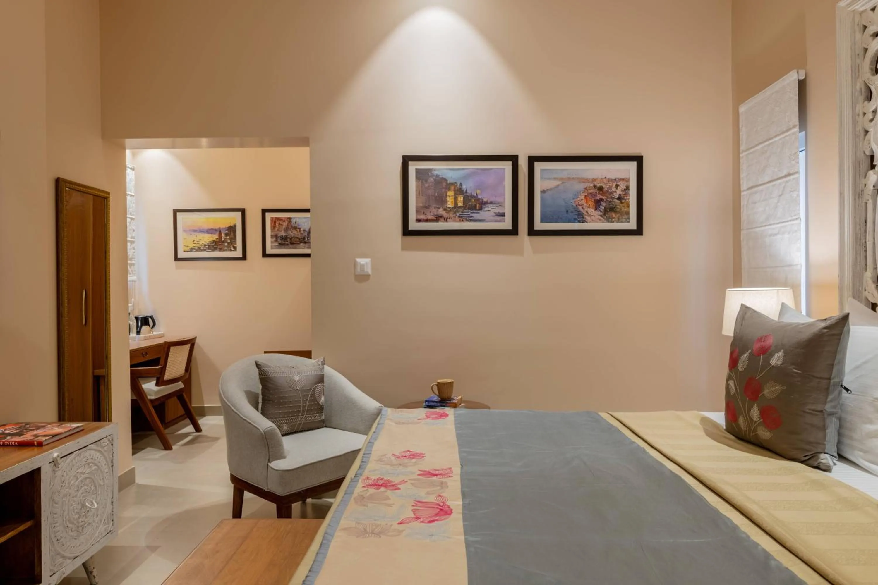 Bed in juSTa Luxe Kashi Parampara, Varanasi