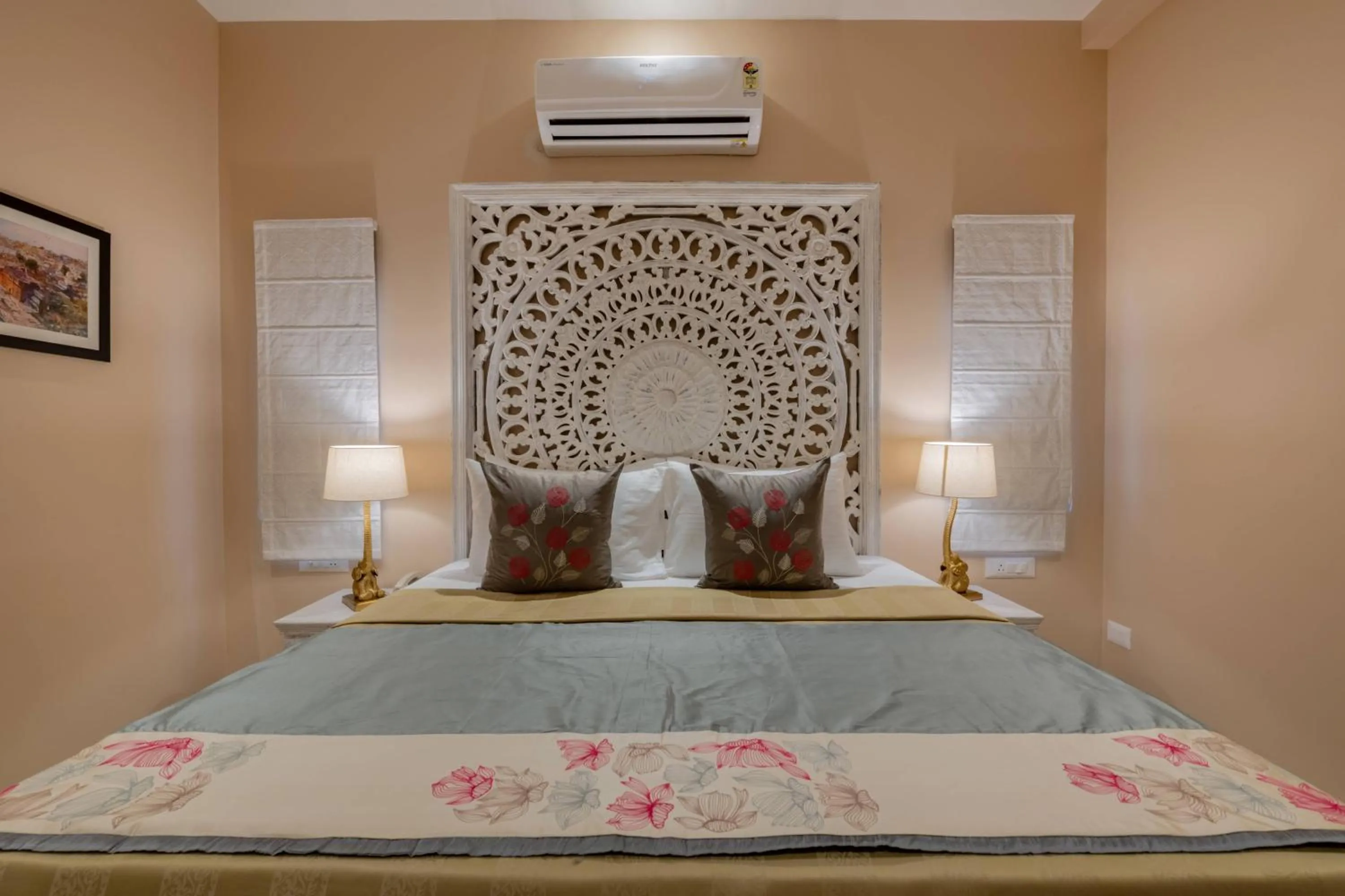 Bed in juSTa Luxe Kashi Parampara, Varanasi