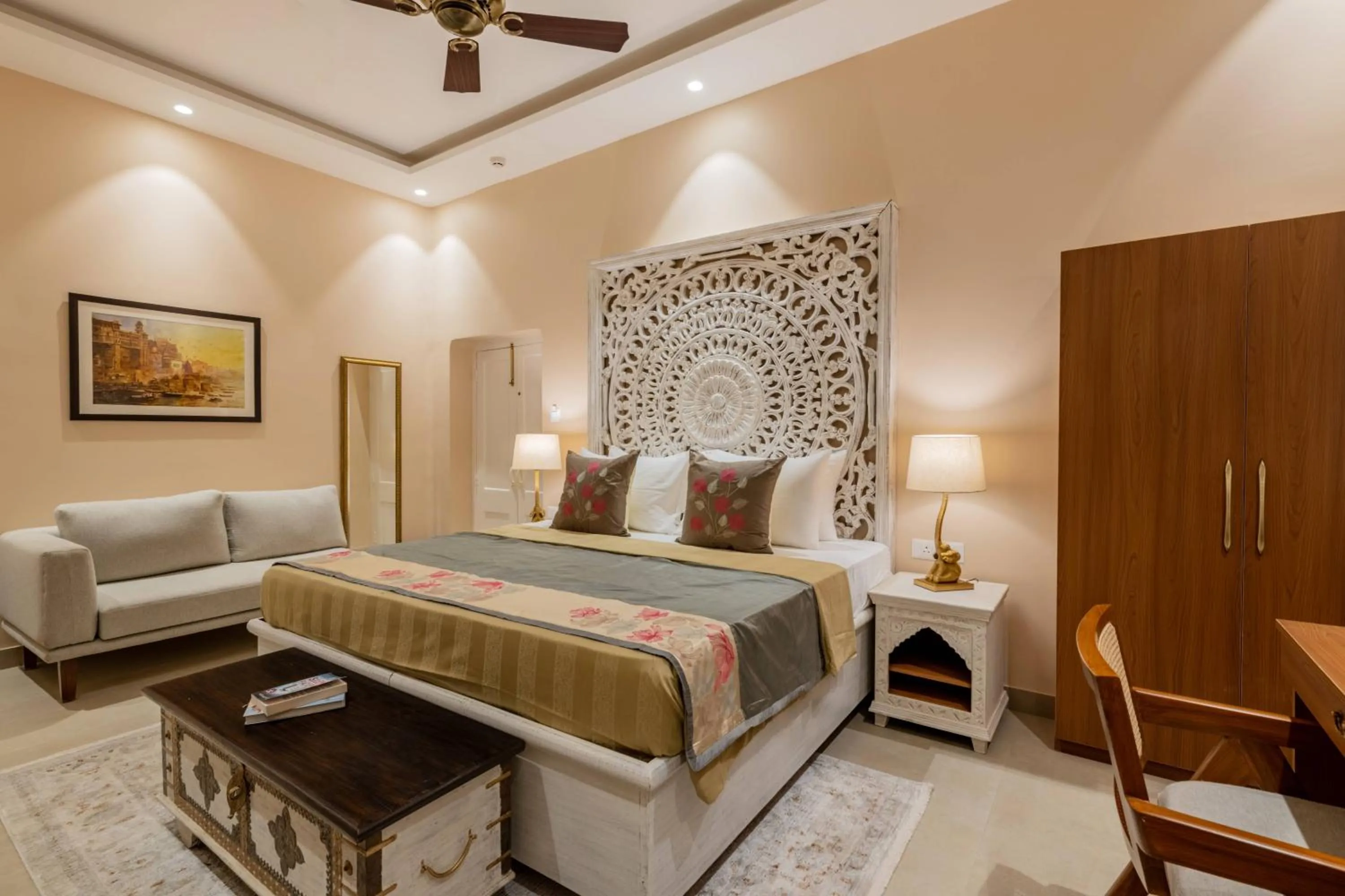 Bed in juSTa Luxe Kashi Parampara, Varanasi
