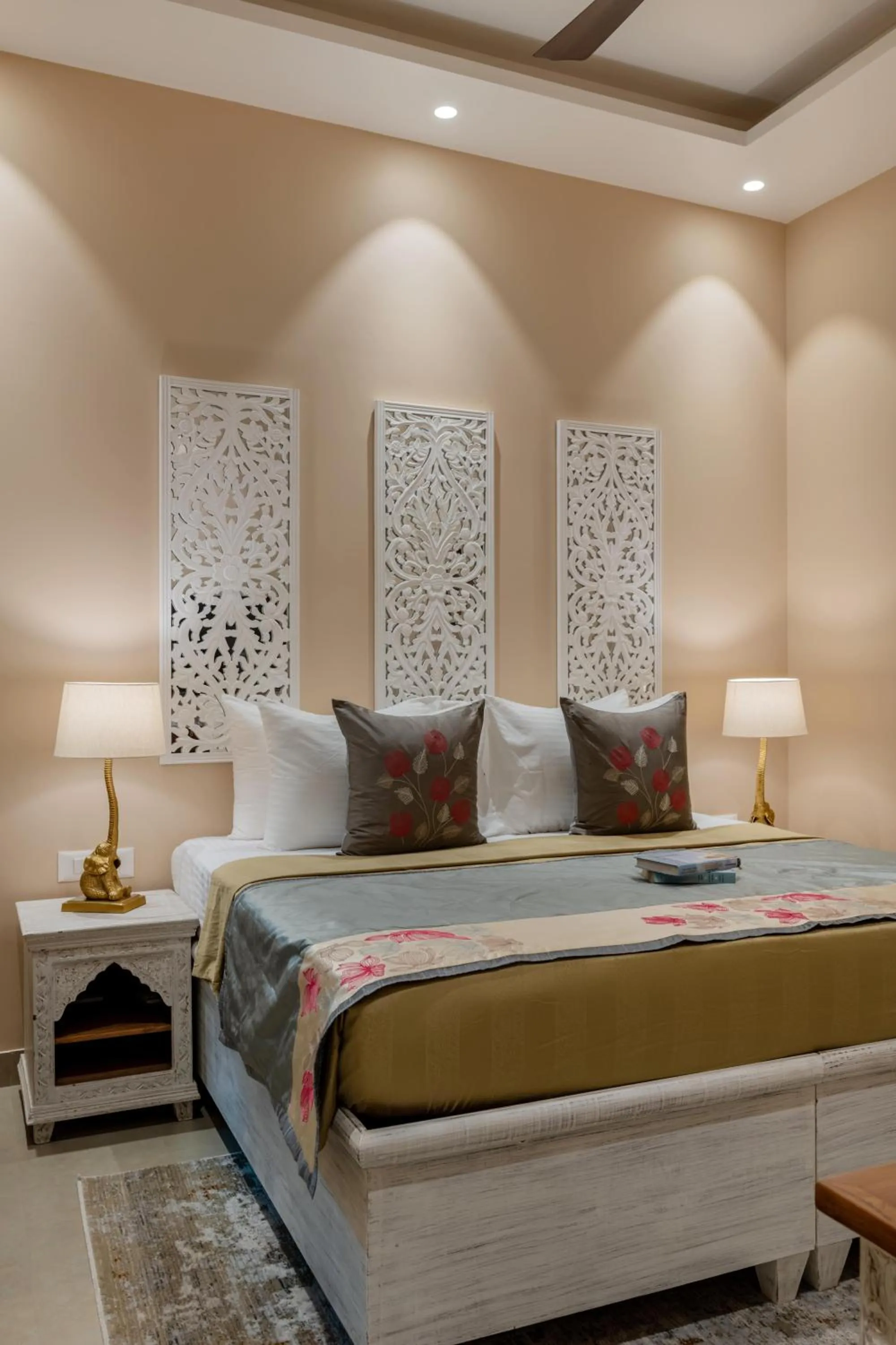 Bed in juSTa Luxe Kashi Parampara, Varanasi