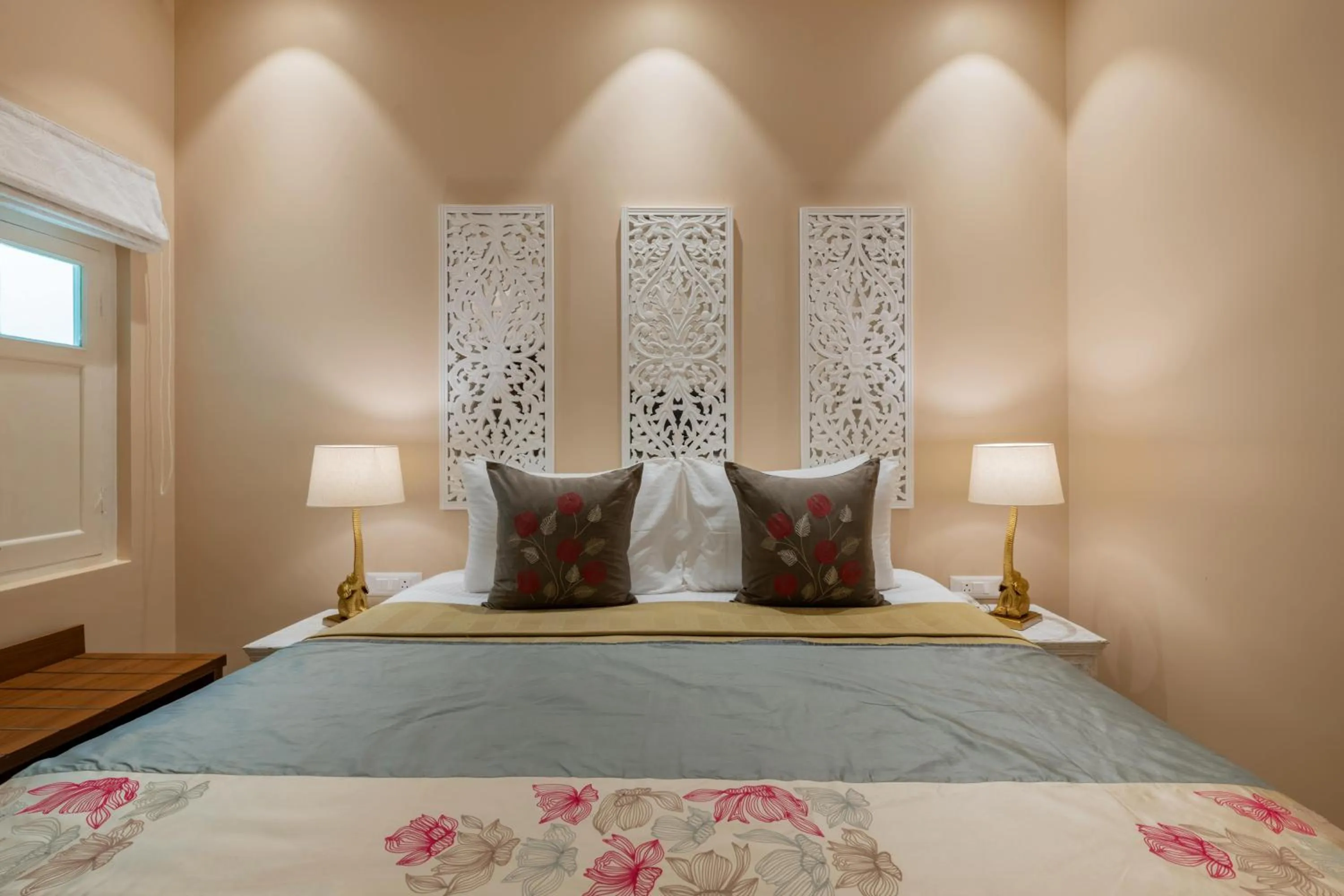 Bed in juSTa Luxe Kashi Parampara, Varanasi