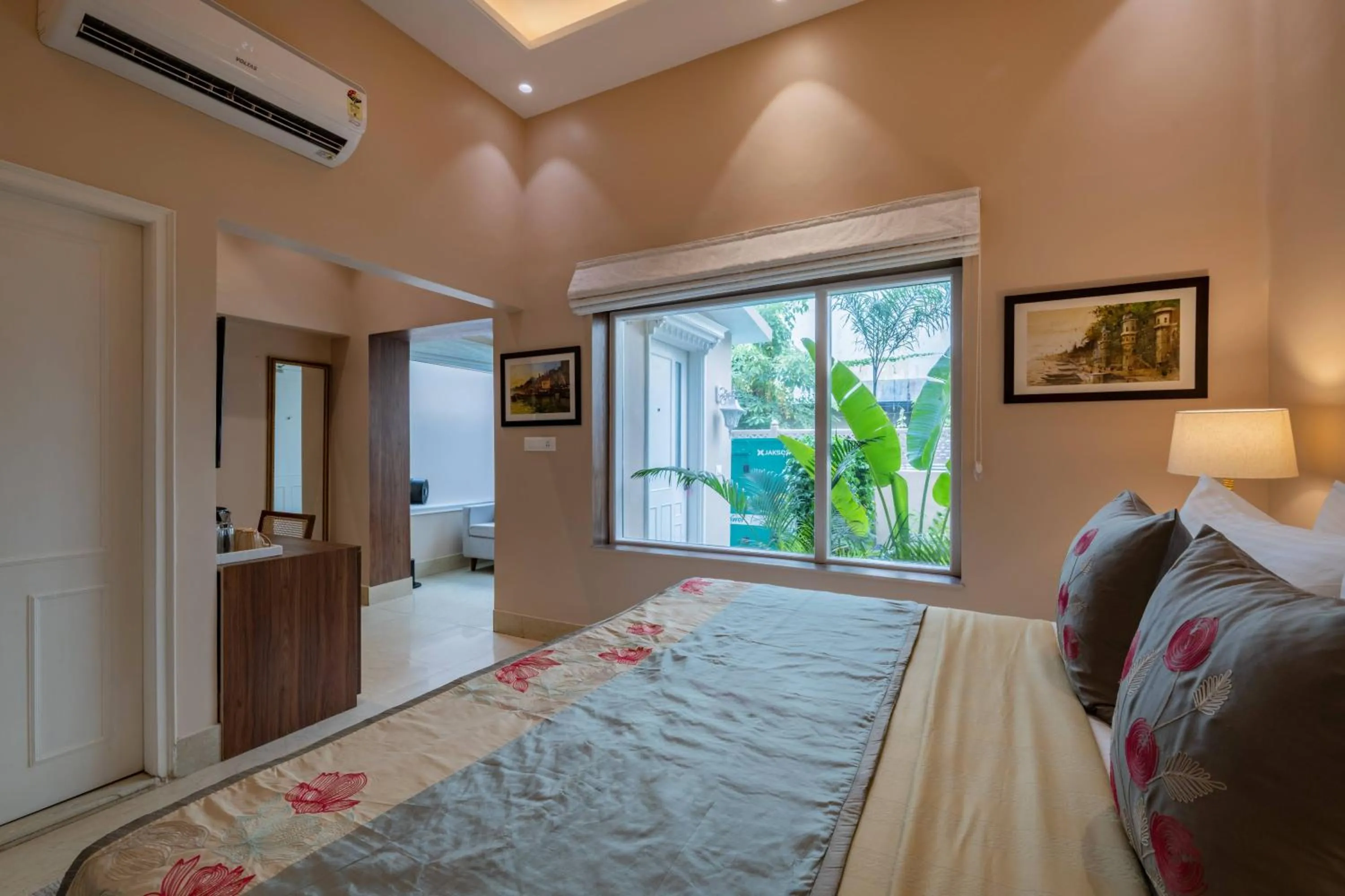 Bed in juSTa Luxe Kashi Parampara, Varanasi