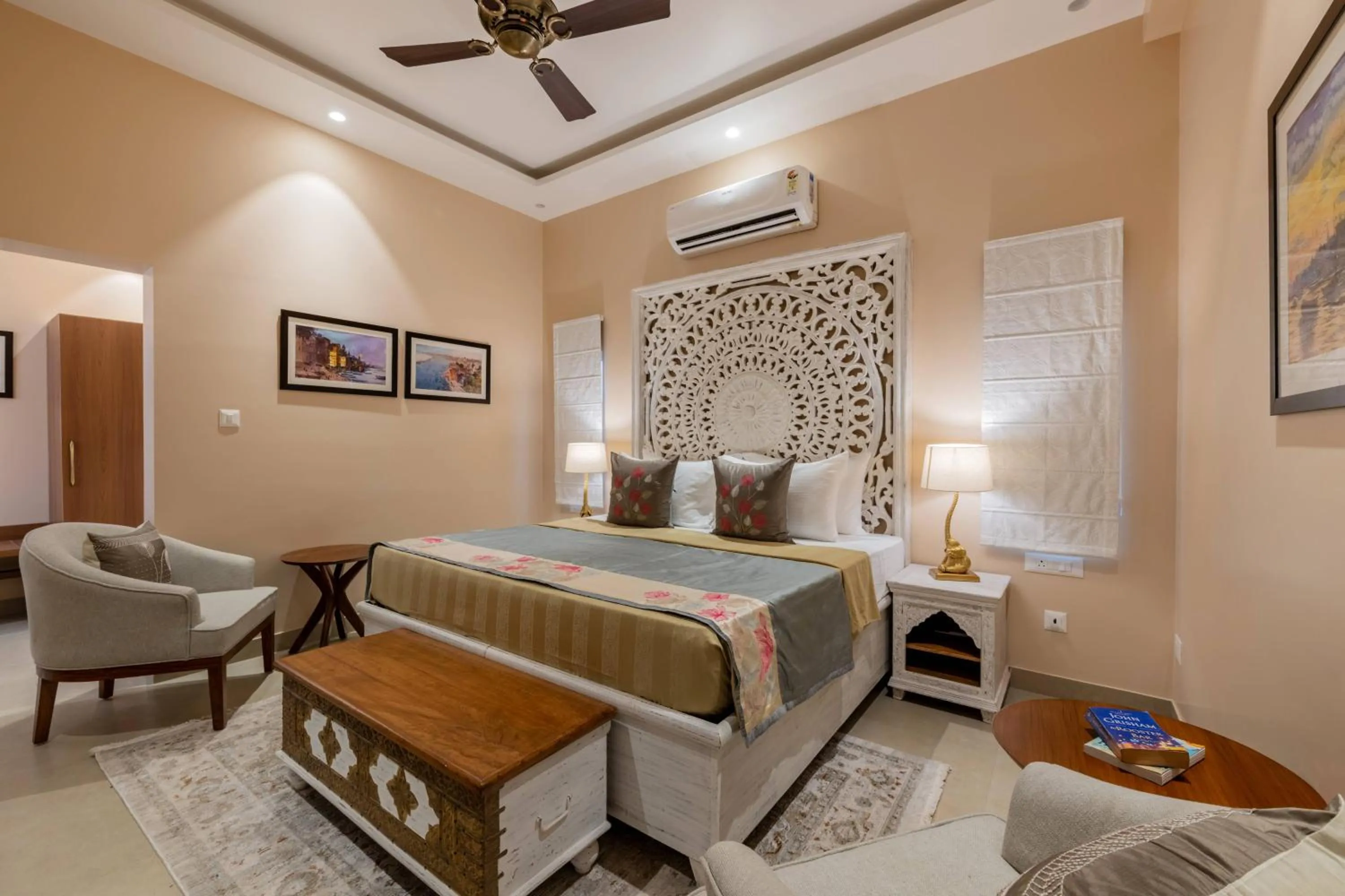 Bed in juSTa Luxe Kashi Parampara, Varanasi