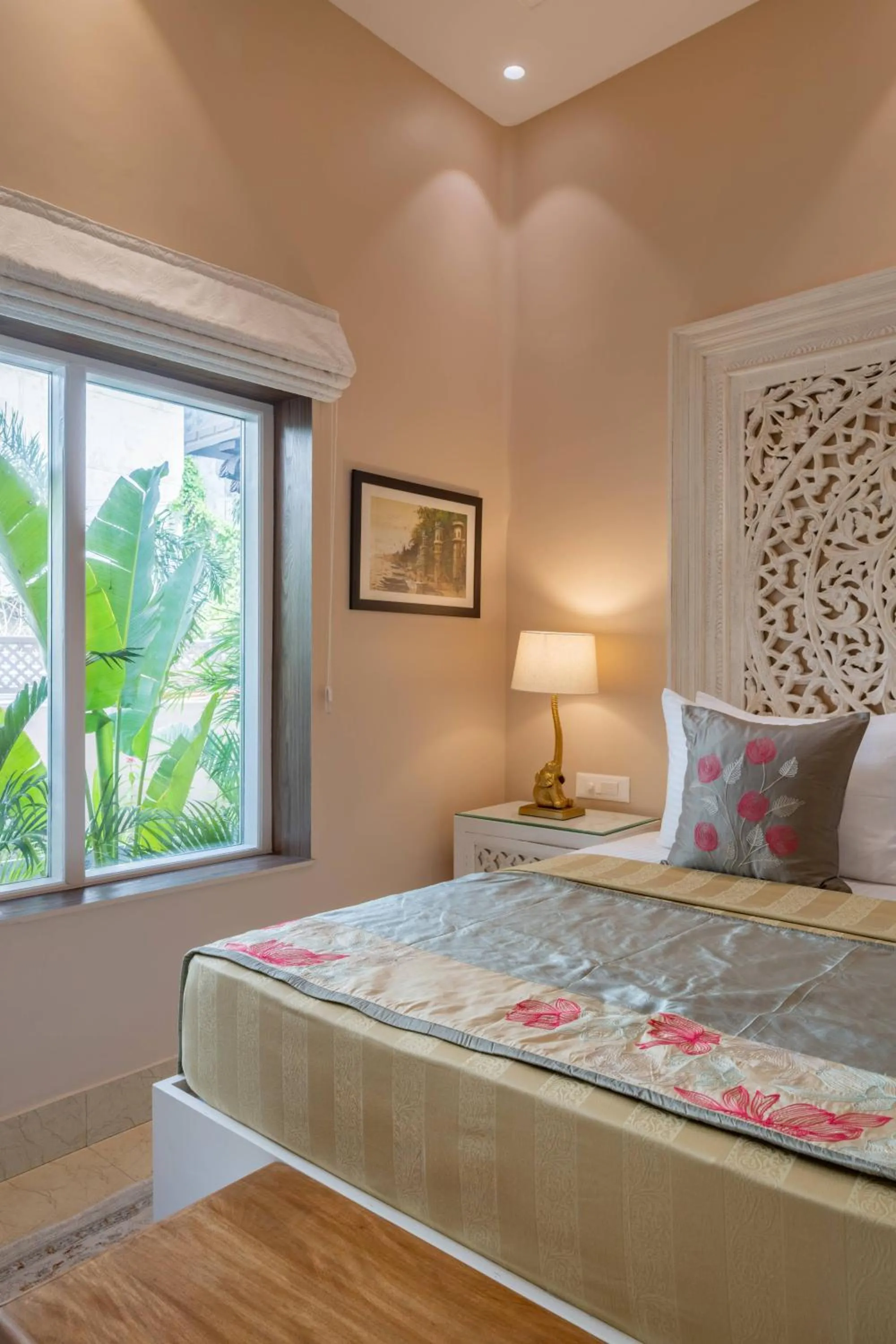 Bed in juSTa Luxe Kashi Parampara, Varanasi