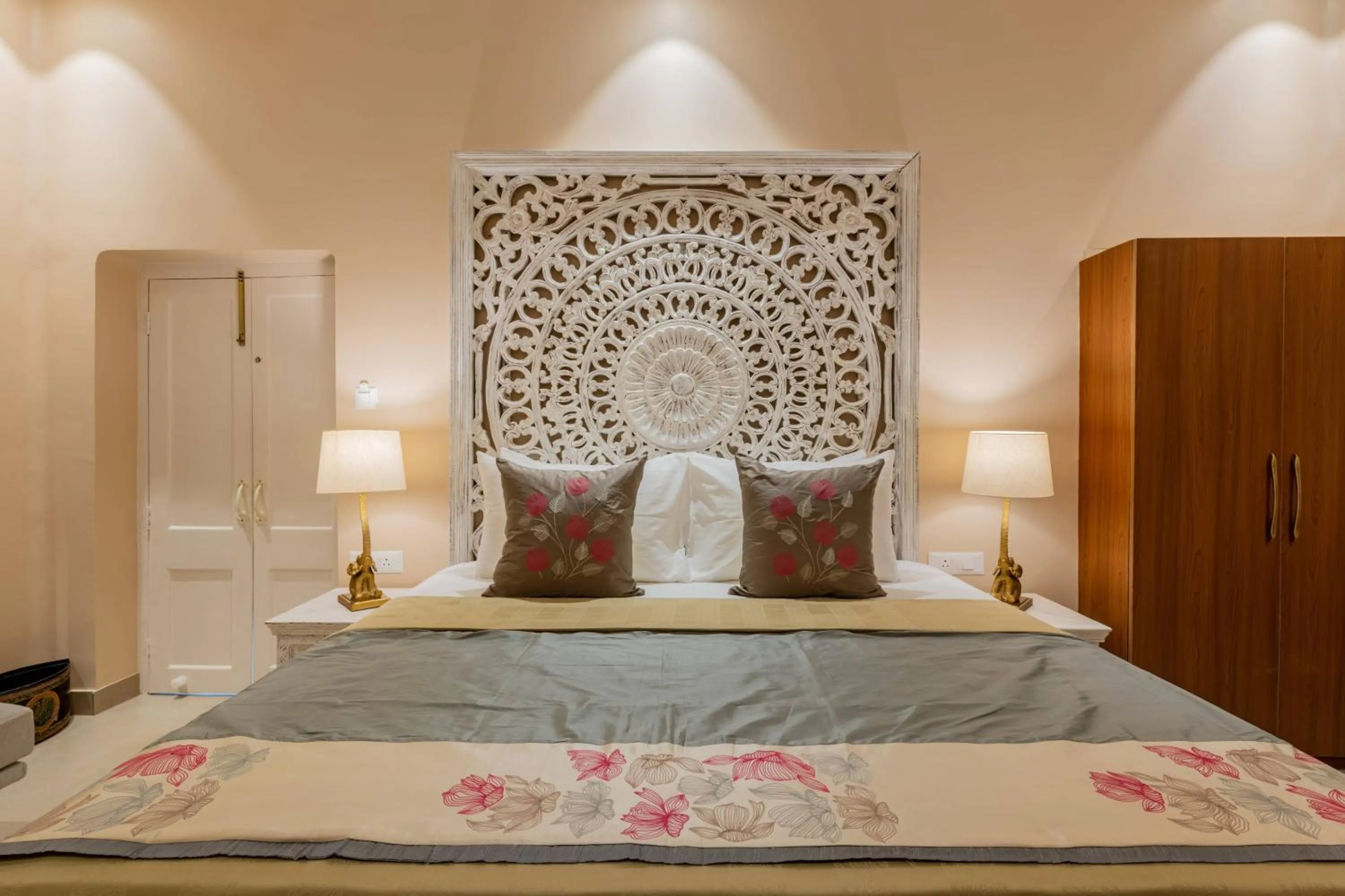 Bed in juSTa Luxe Kashi Parampara, Varanasi