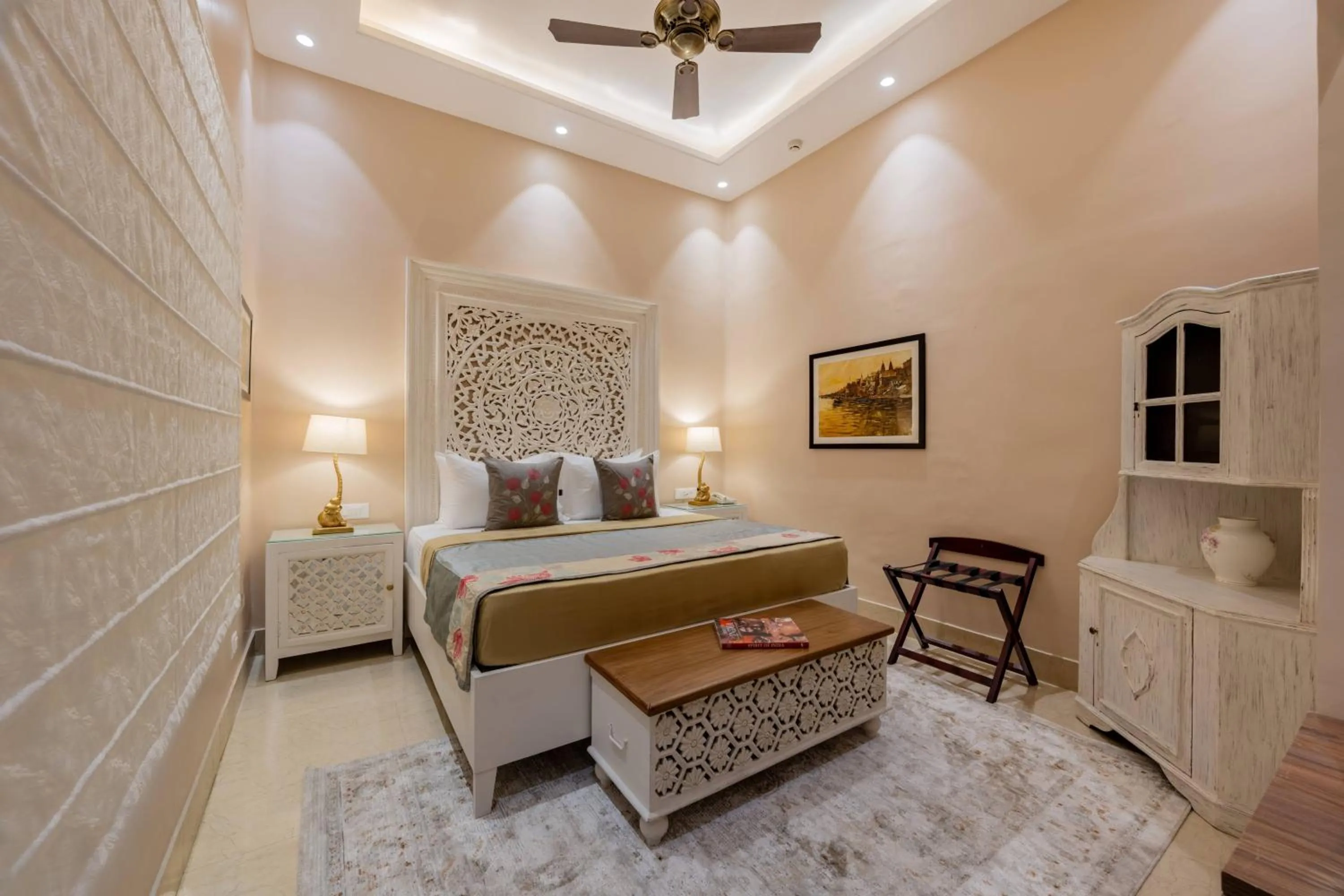 Bed in juSTa Luxe Kashi Parampara, Varanasi