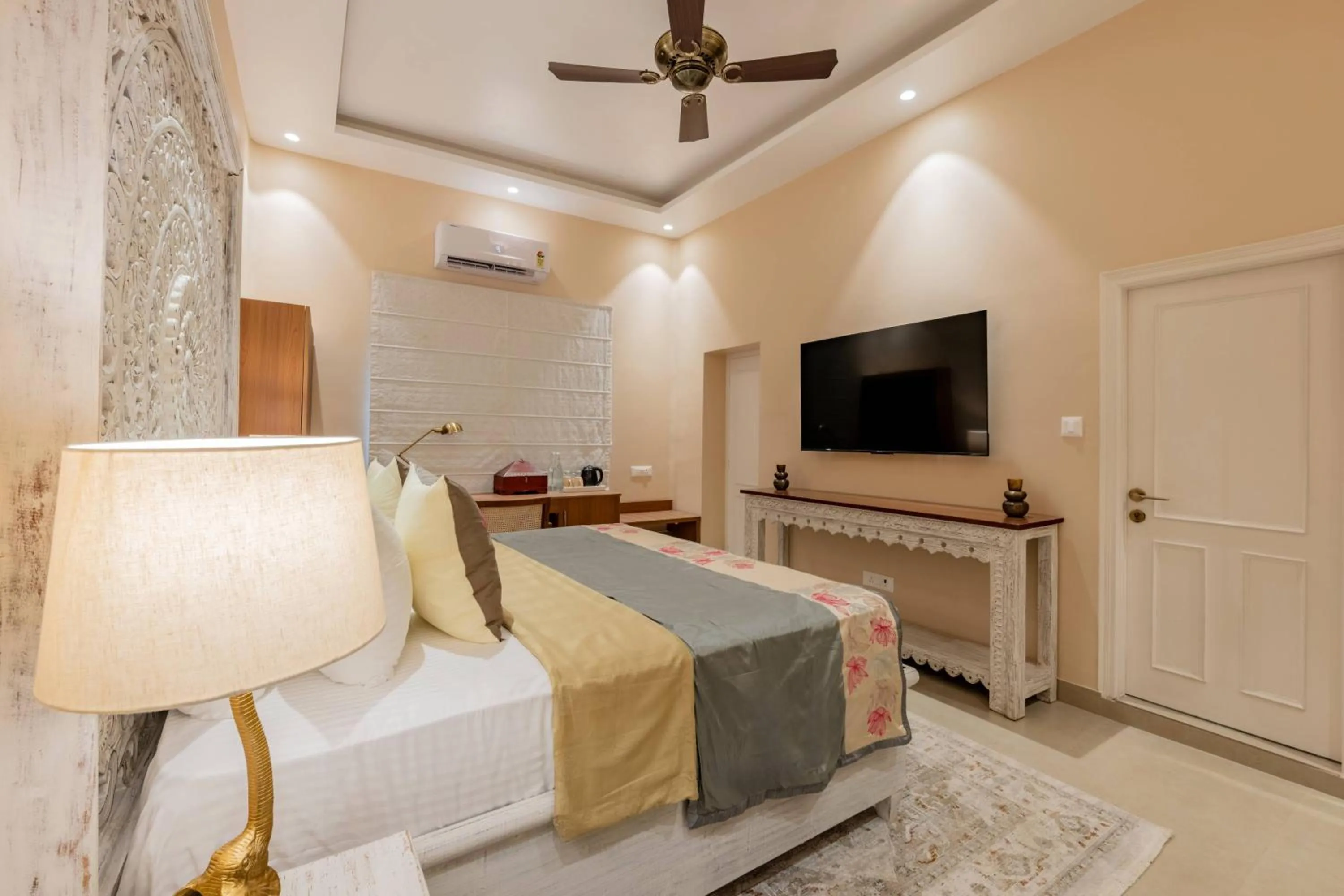 Bed in juSTa Luxe Kashi Parampara, Varanasi