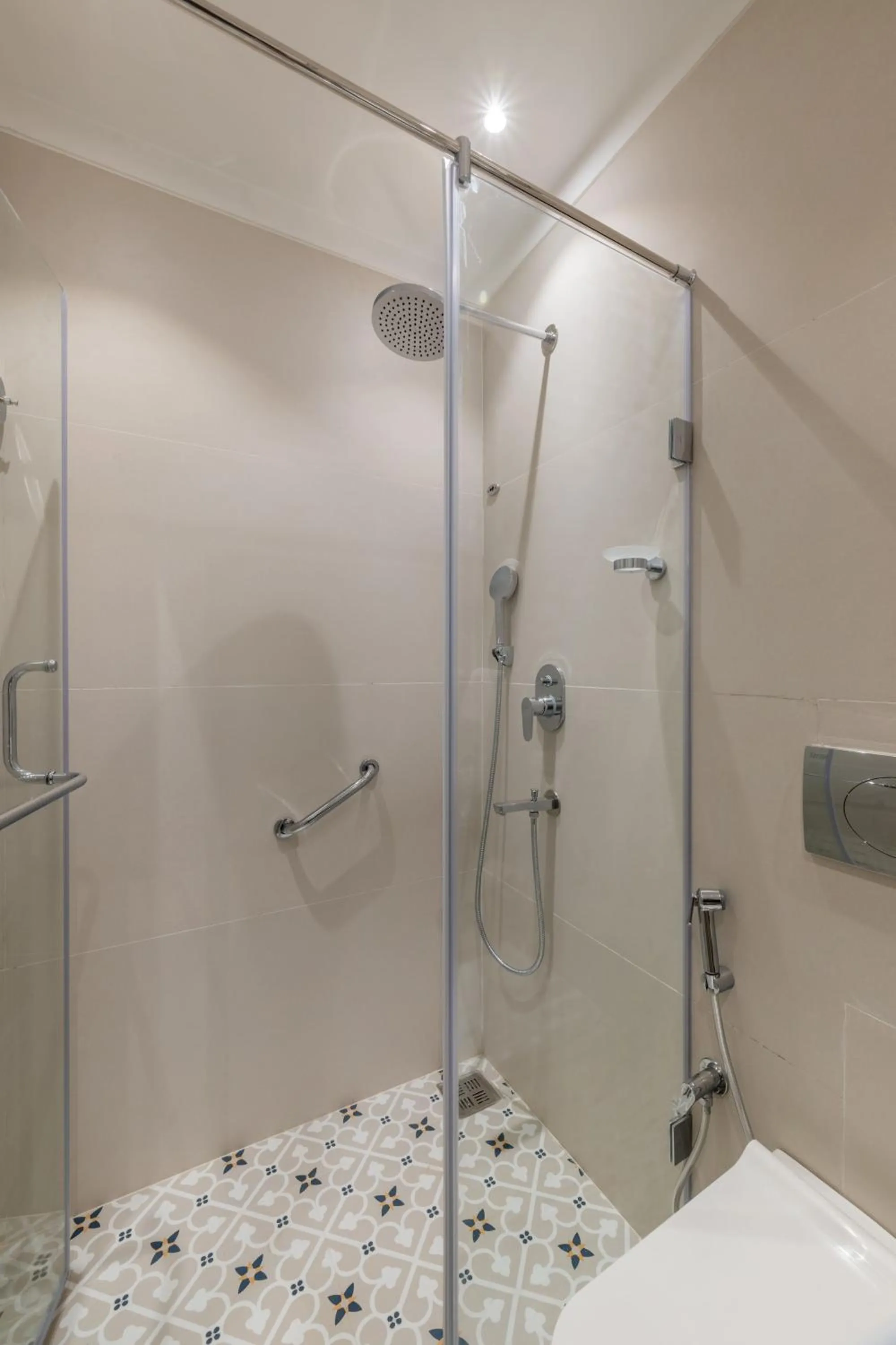 Shower in juSTa Luxe Kashi Parampara, Varanasi