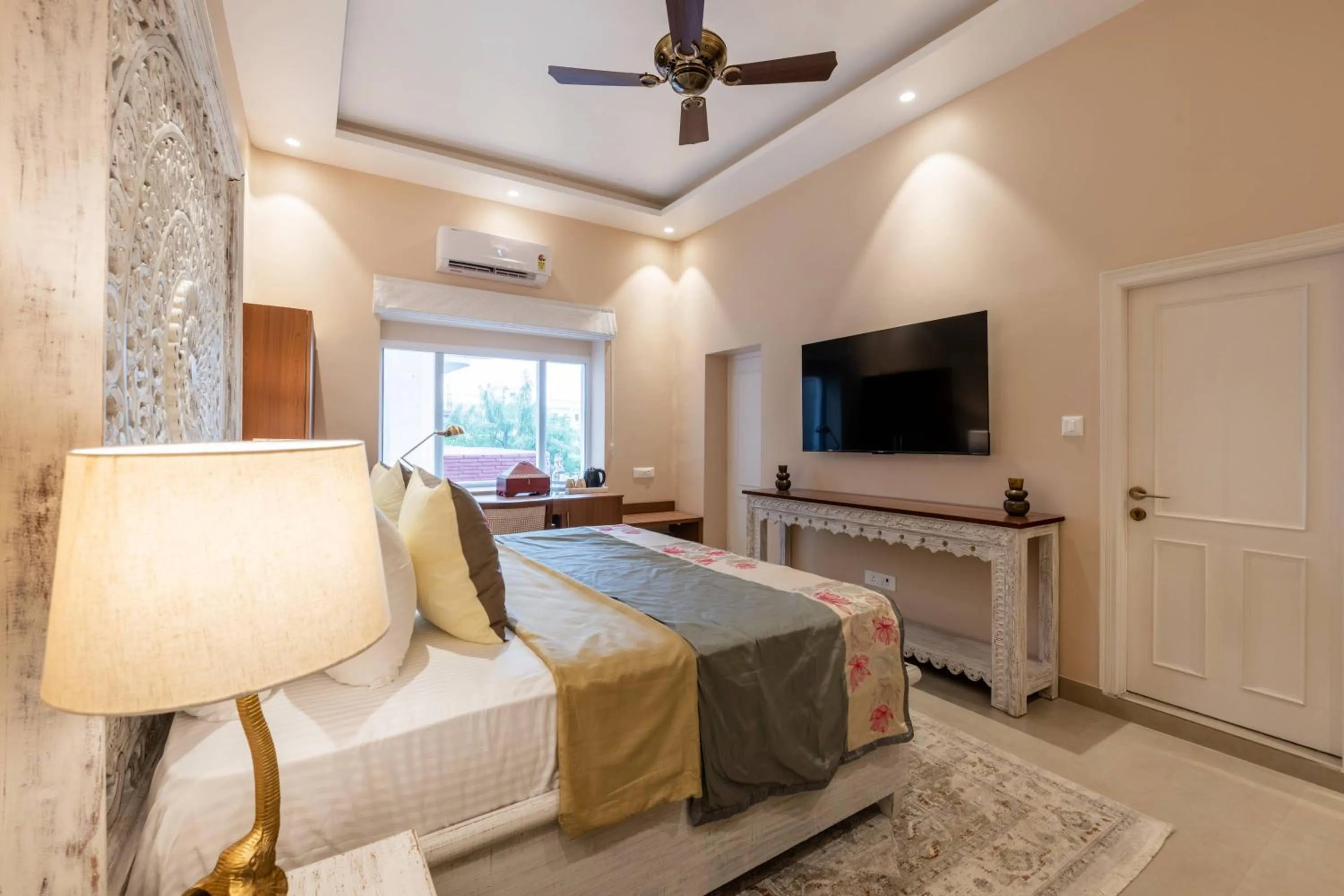 Bed in juSTa Luxe Kashi Parampara, Varanasi