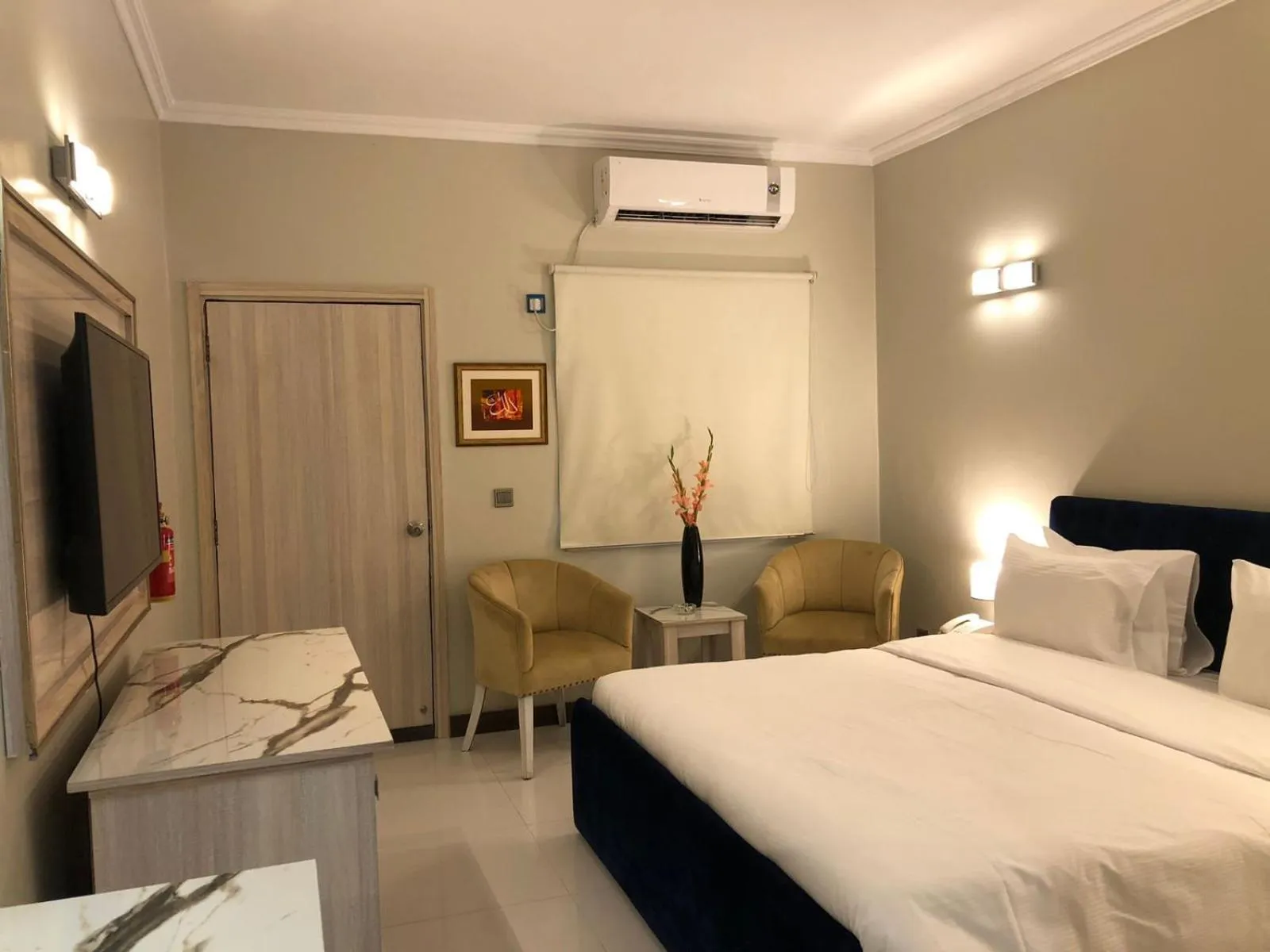 Communal lounge/ TV room, Bed in Airport Hotel