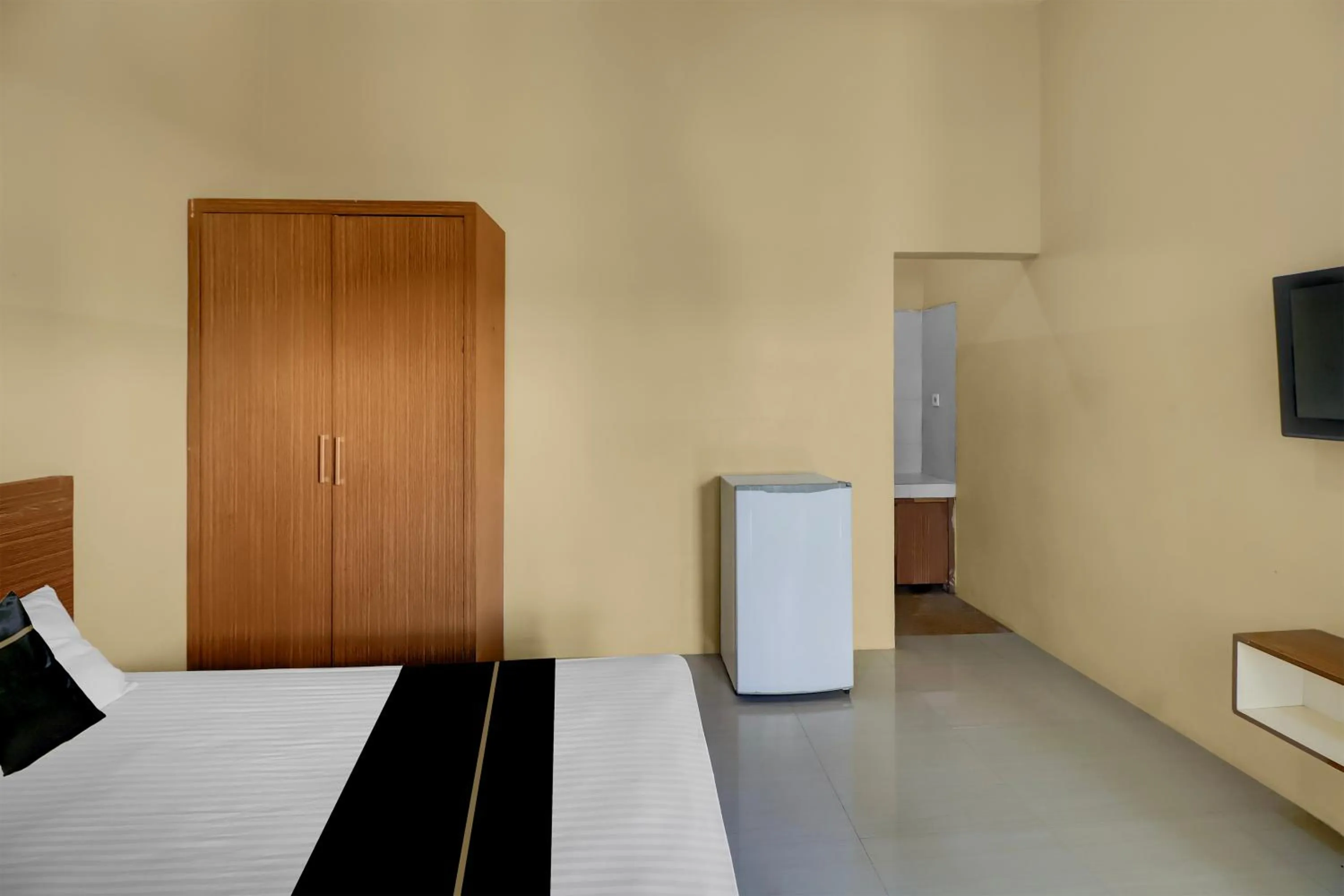 Bedroom in Hotel O near Trans Studio Theme Park formerly Cyloam Residence