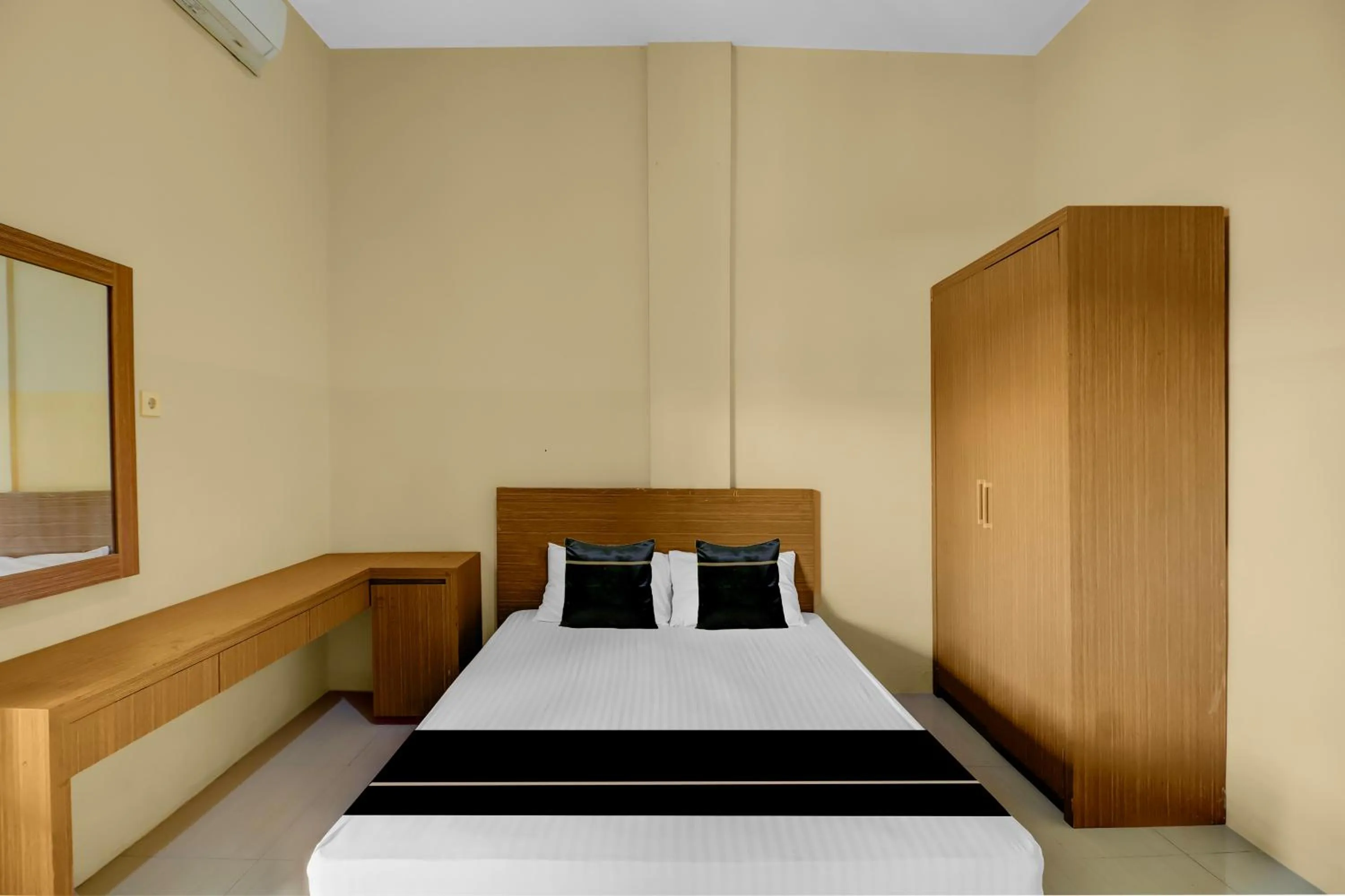 Bedroom in Hotel O near Trans Studio Theme Park formerly Cyloam Residence