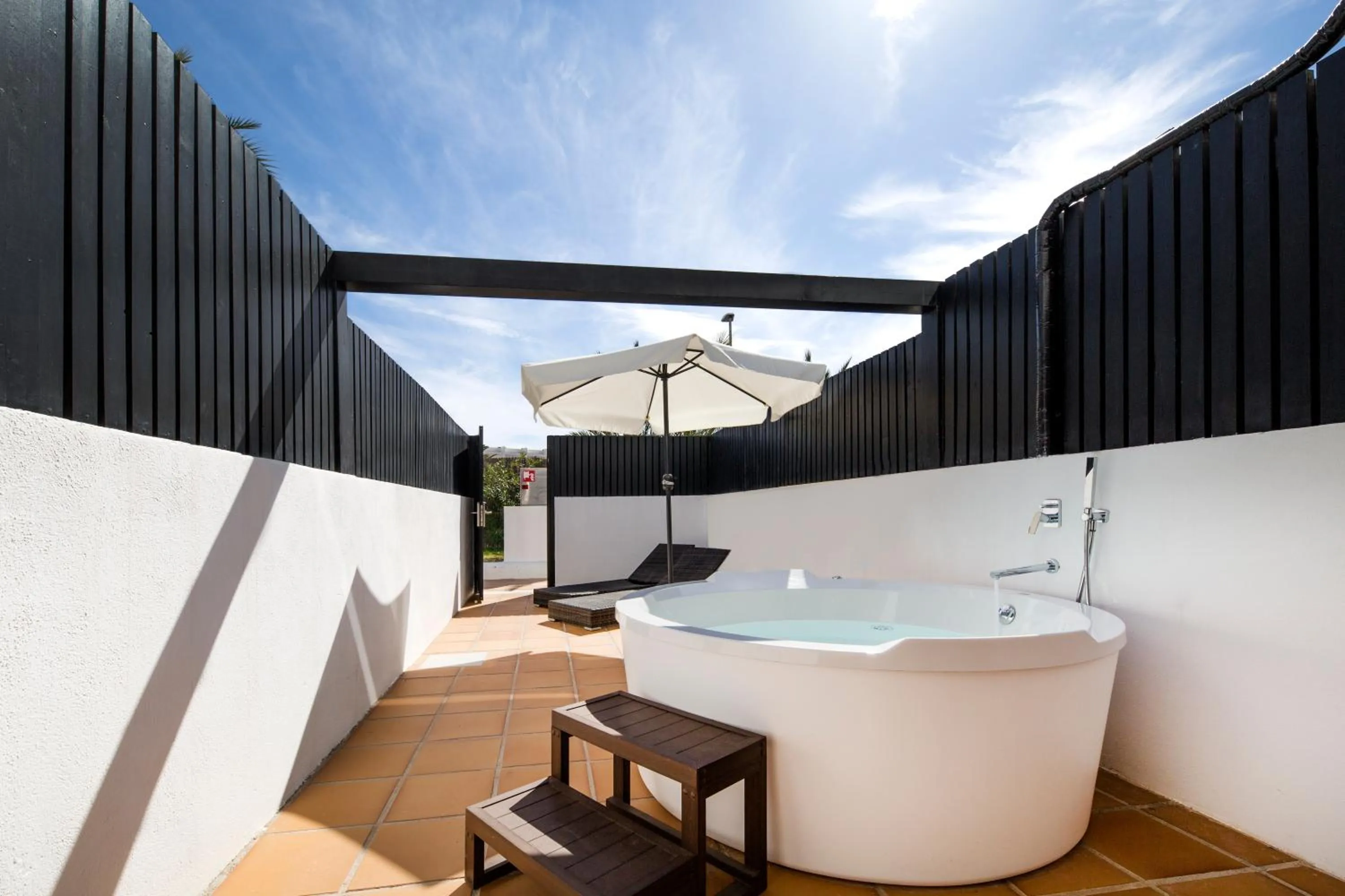 Balcony/Terrace in FERGUS Style Bahamas