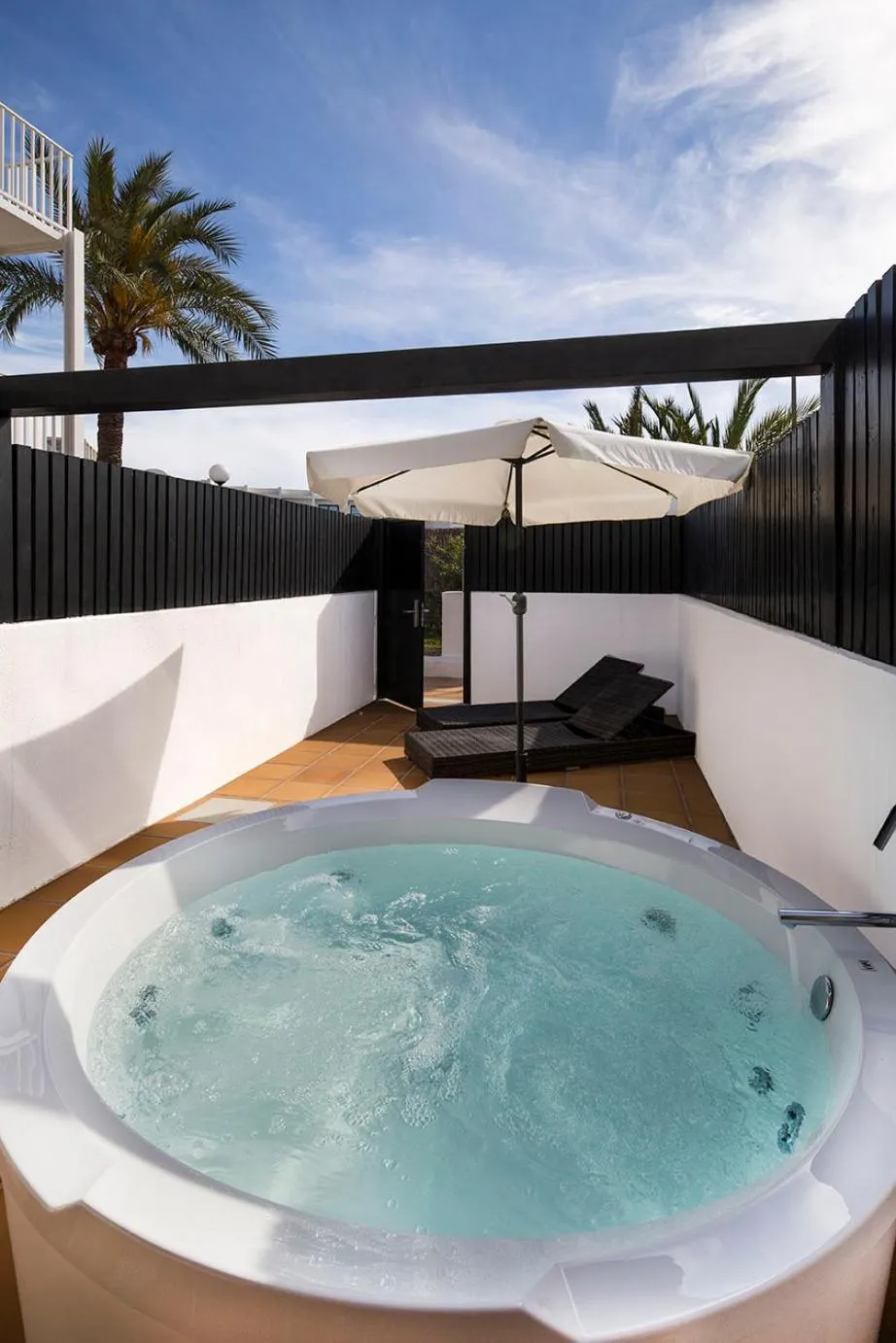 Balcony/Terrace in FERGUS Style Bahamas