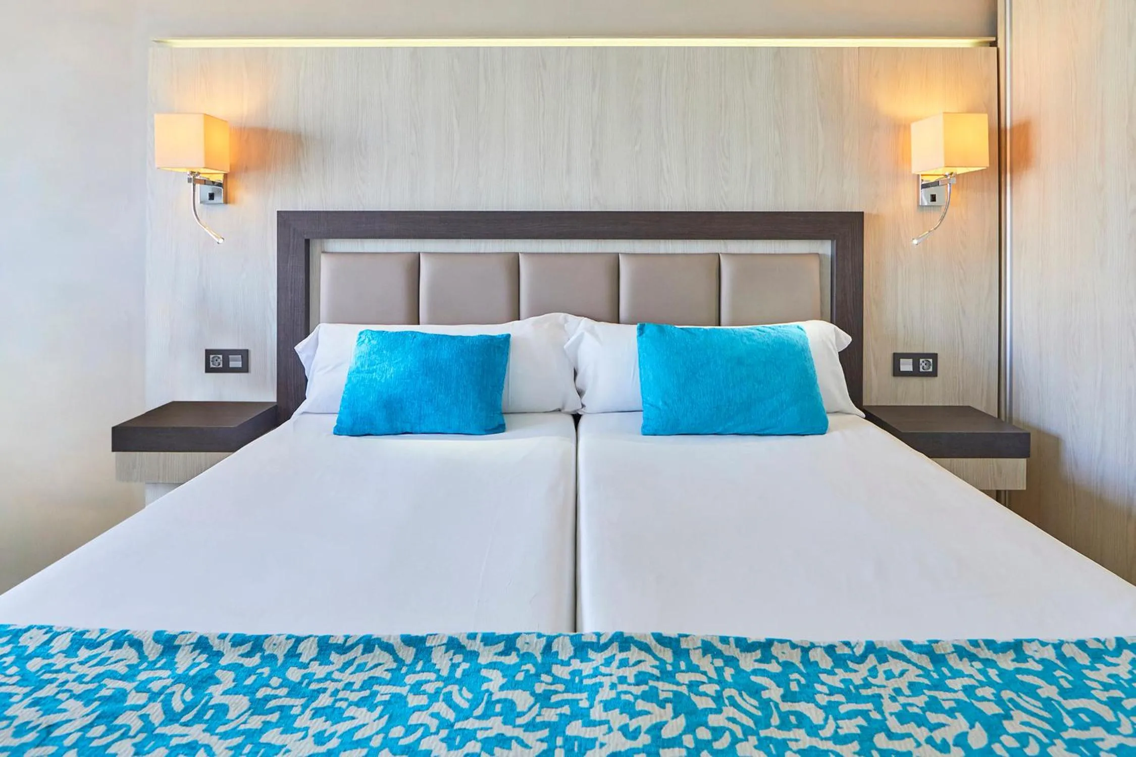 Bedroom, Bed in FERGUS Style Bahamas