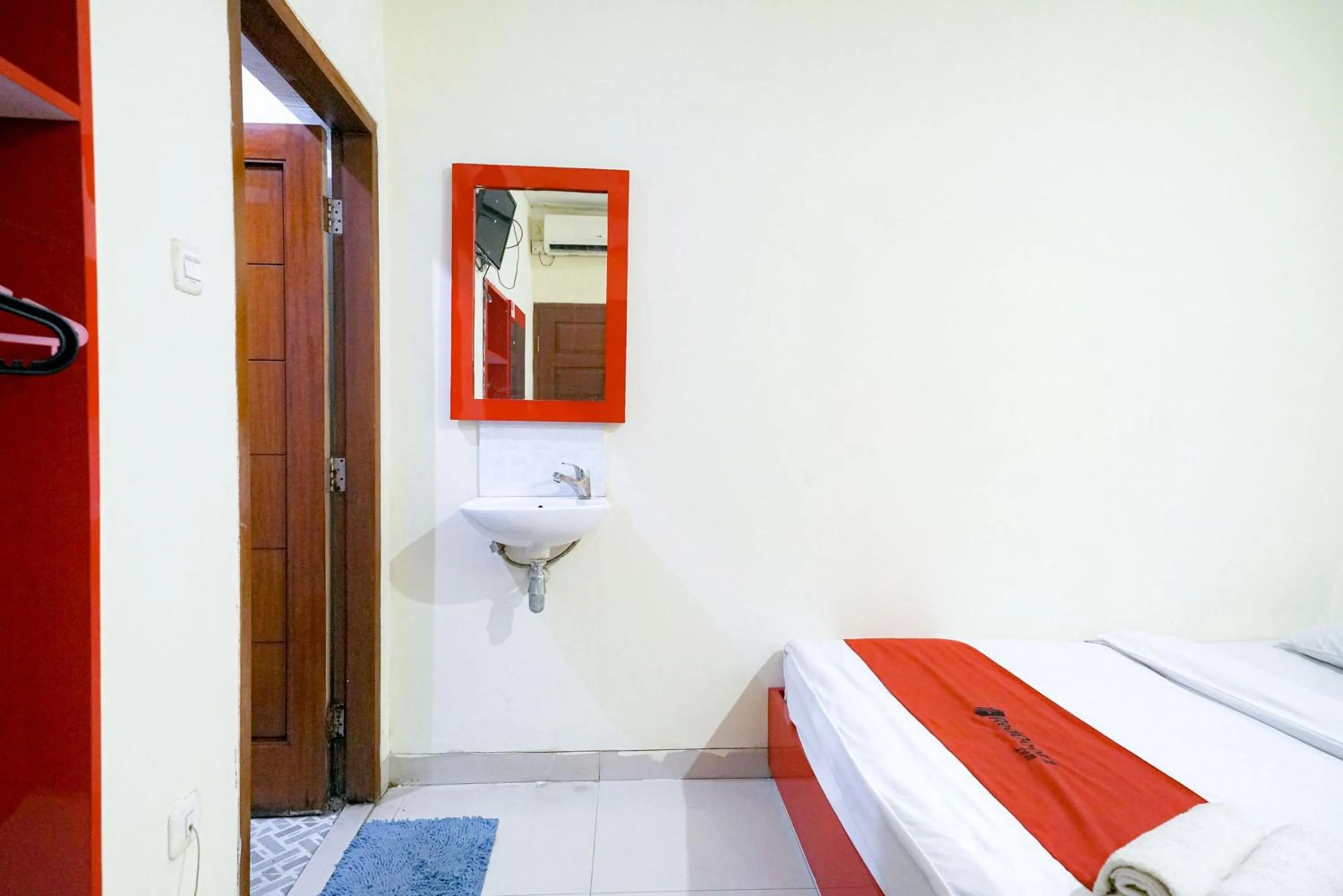 Bedroom, Bed in RedDoorz at Buah Batu 5