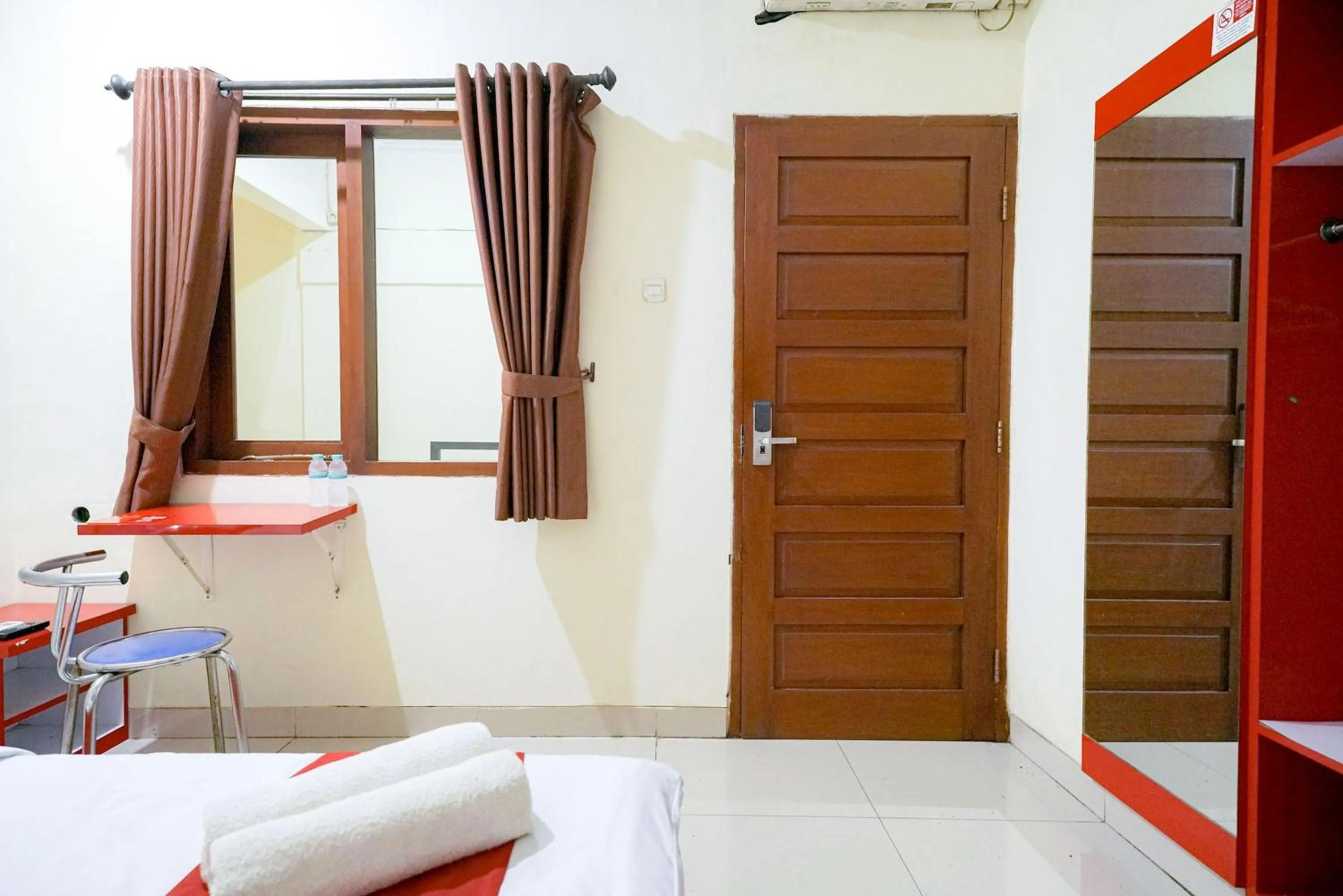 Bedroom, Bed in RedDoorz at Buah Batu 5