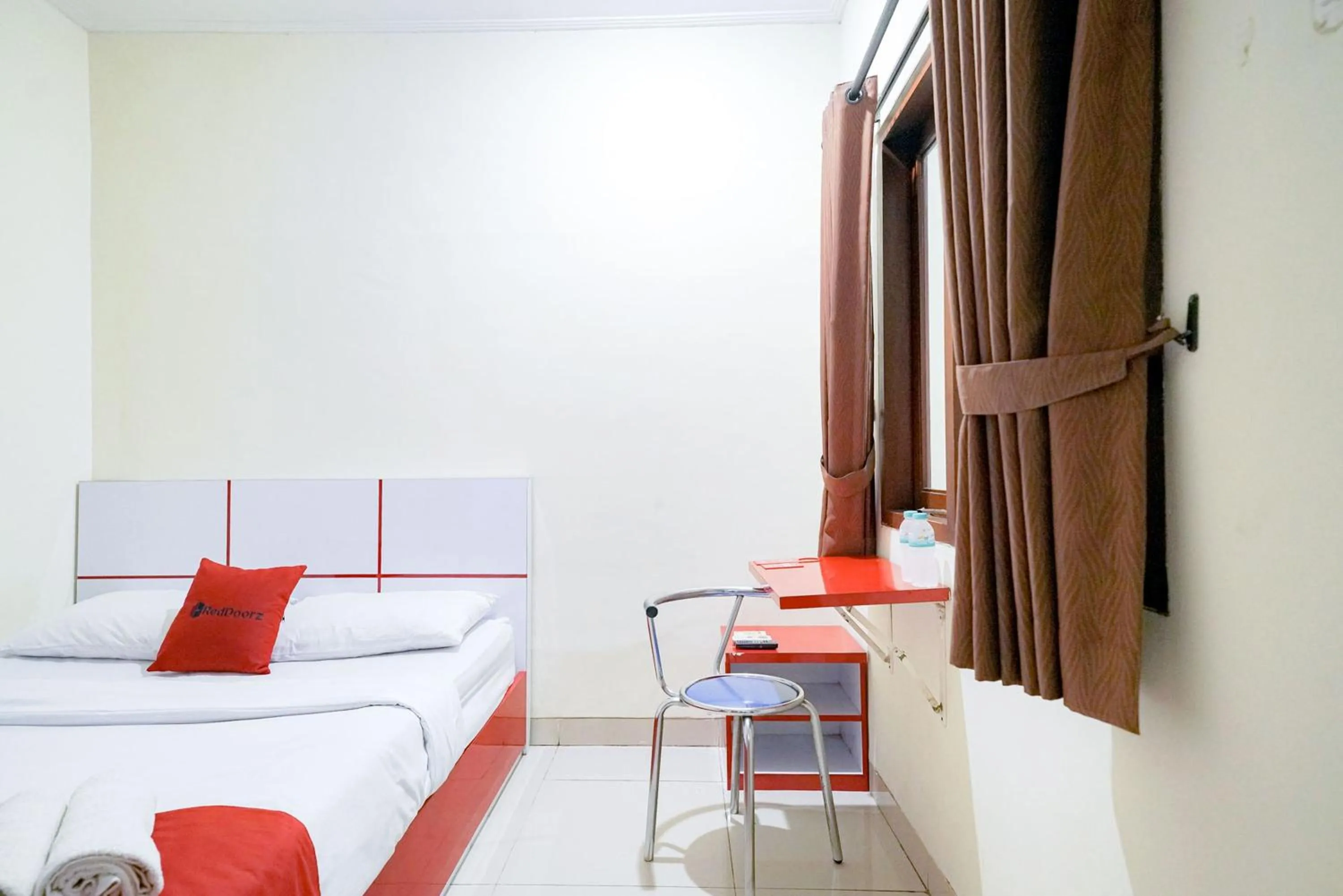 Bedroom, Bed in RedDoorz at Buah Batu 5