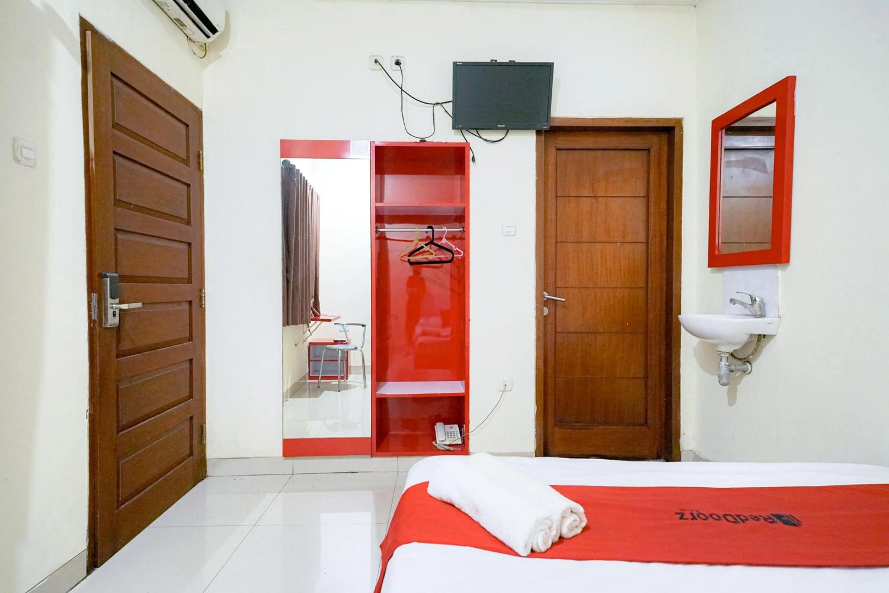 Bedroom, Bed in RedDoorz at Buah Batu 5
