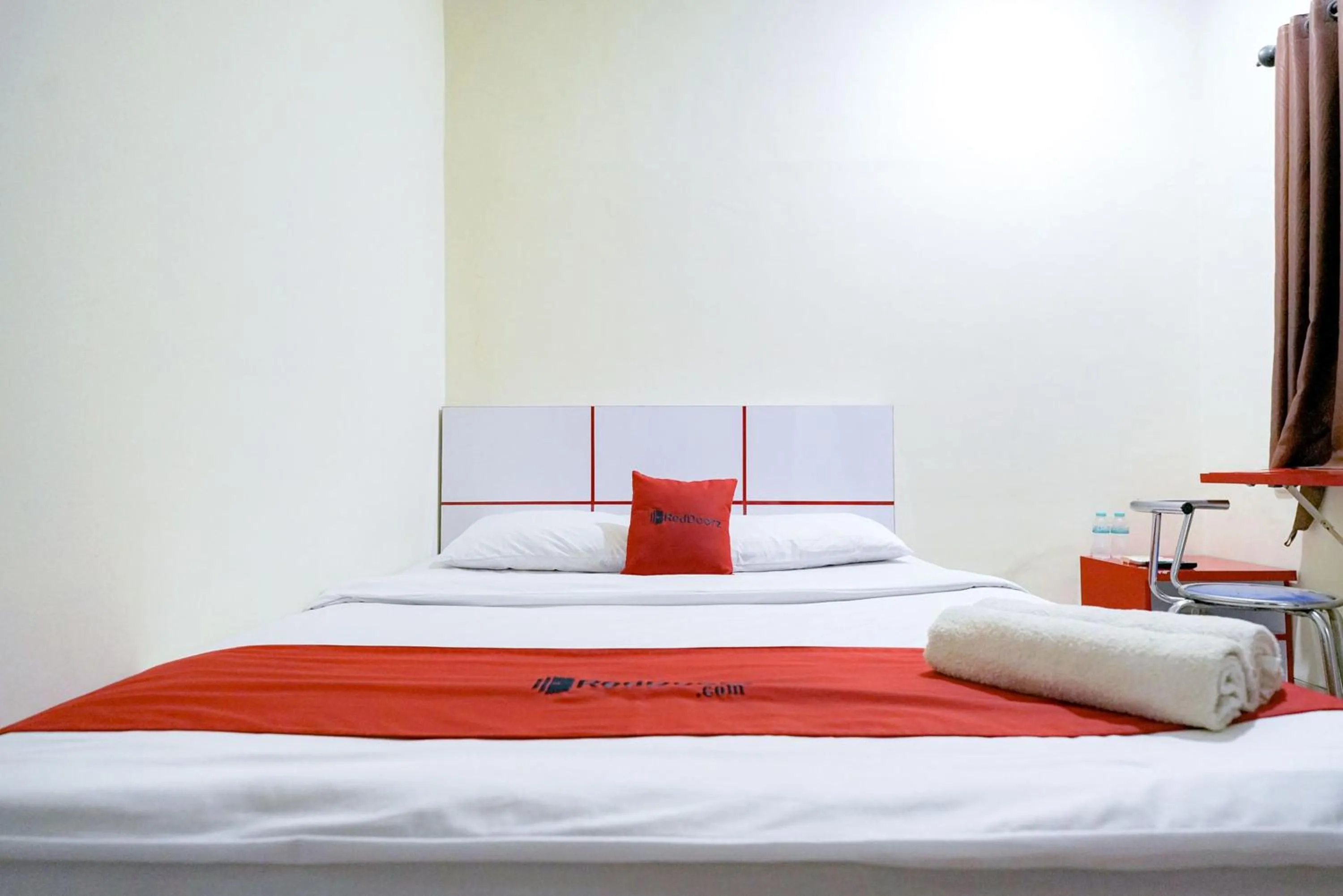 Bedroom, Bed in RedDoorz at Buah Batu 5