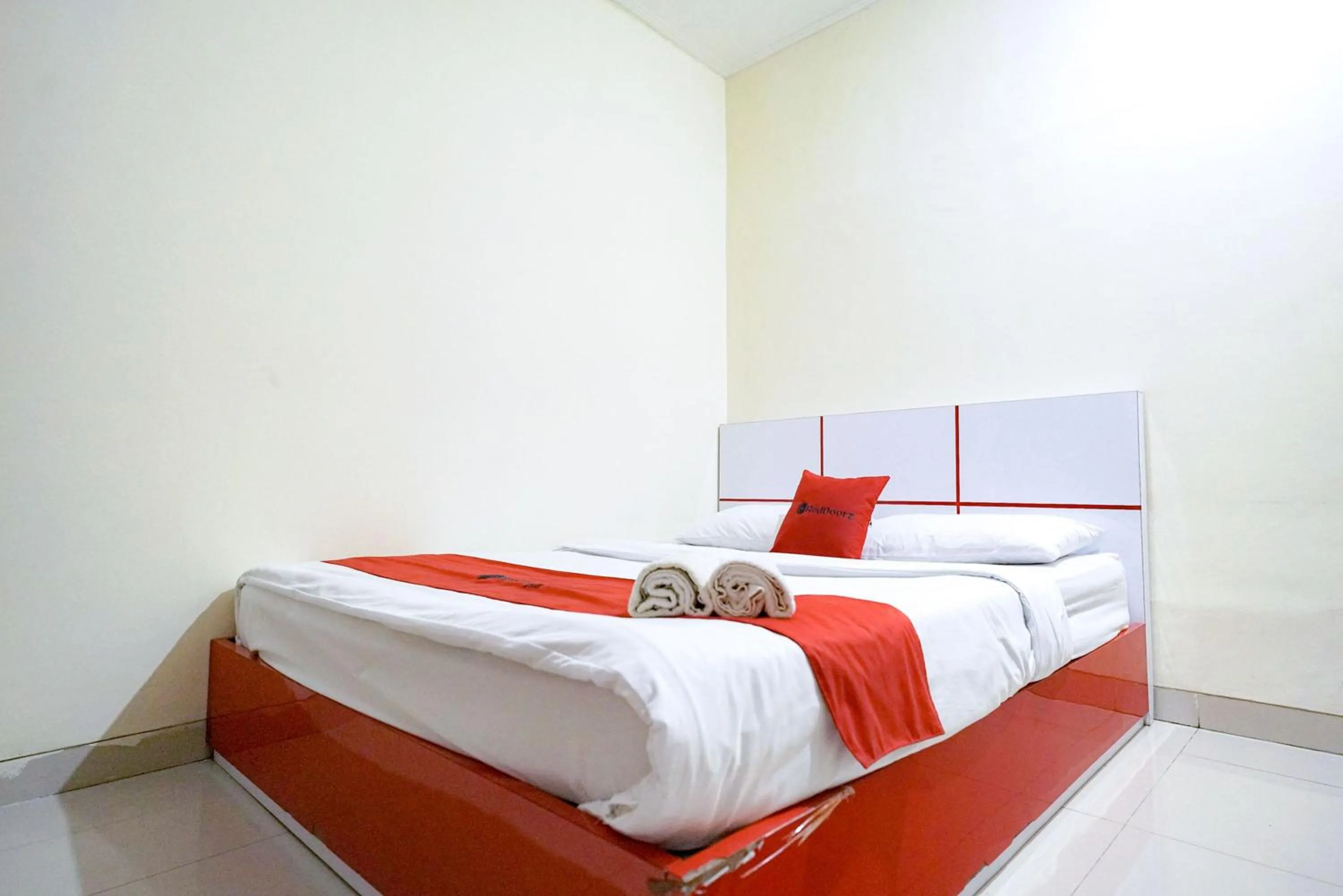 Bedroom, Bed in RedDoorz at Buah Batu 5