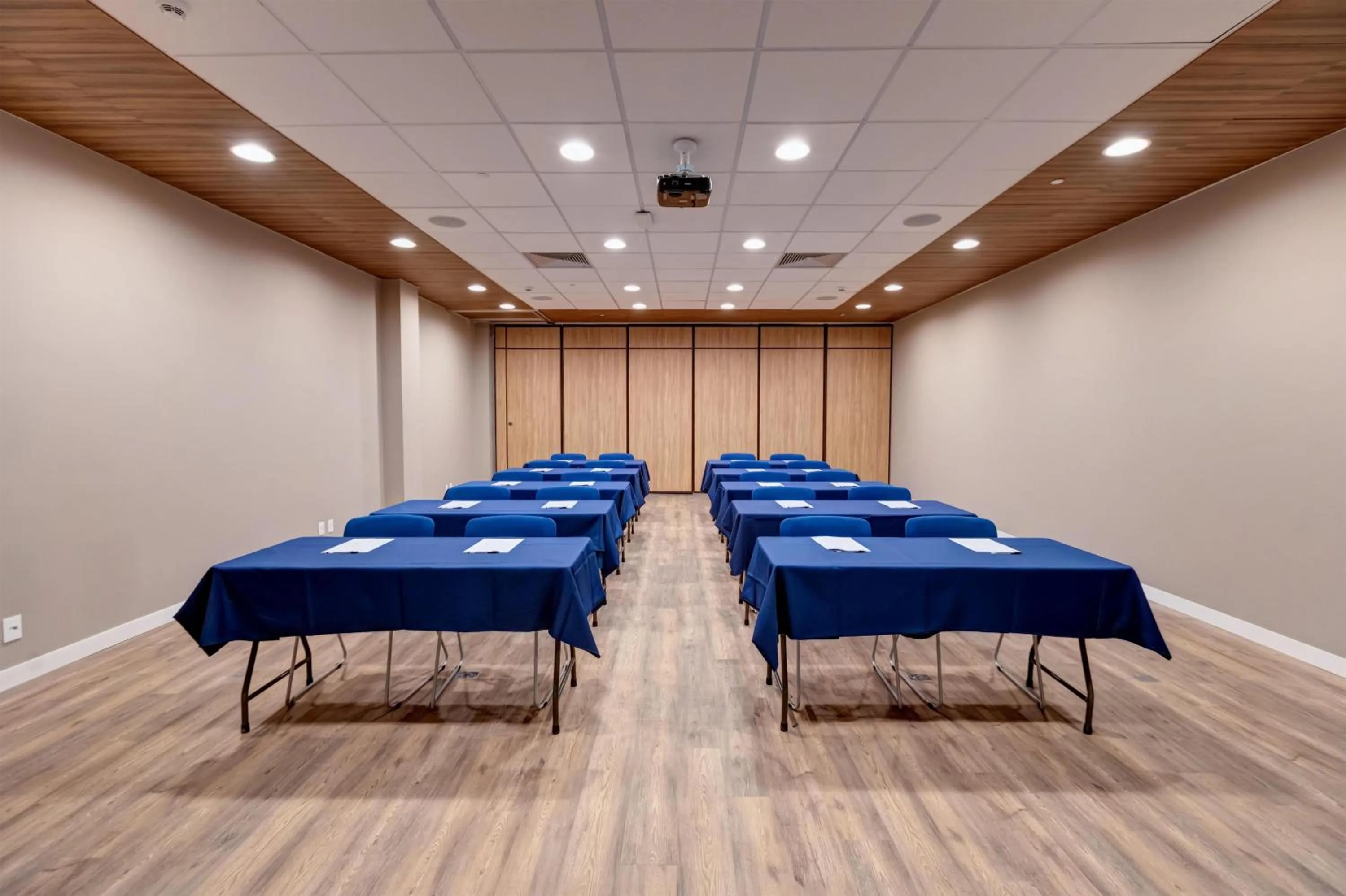 Meeting/conference room in Hampton By Hilton Caraguatatuba Serramar