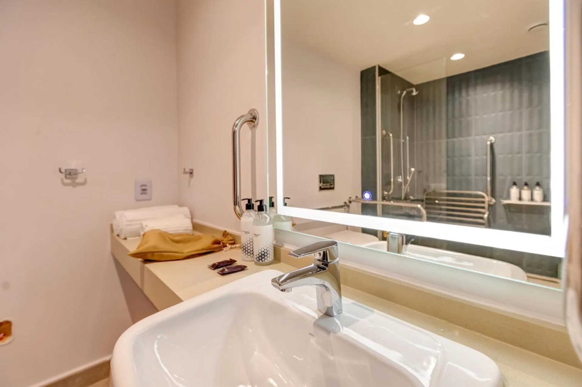 Bathroom in Hampton By Hilton Caraguatatuba Serramar
