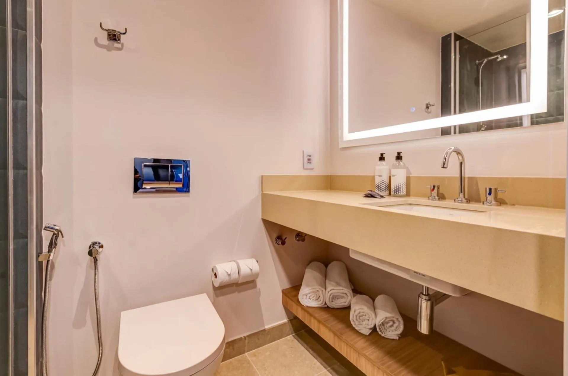 Bathroom in Hampton By Hilton Caraguatatuba Serramar