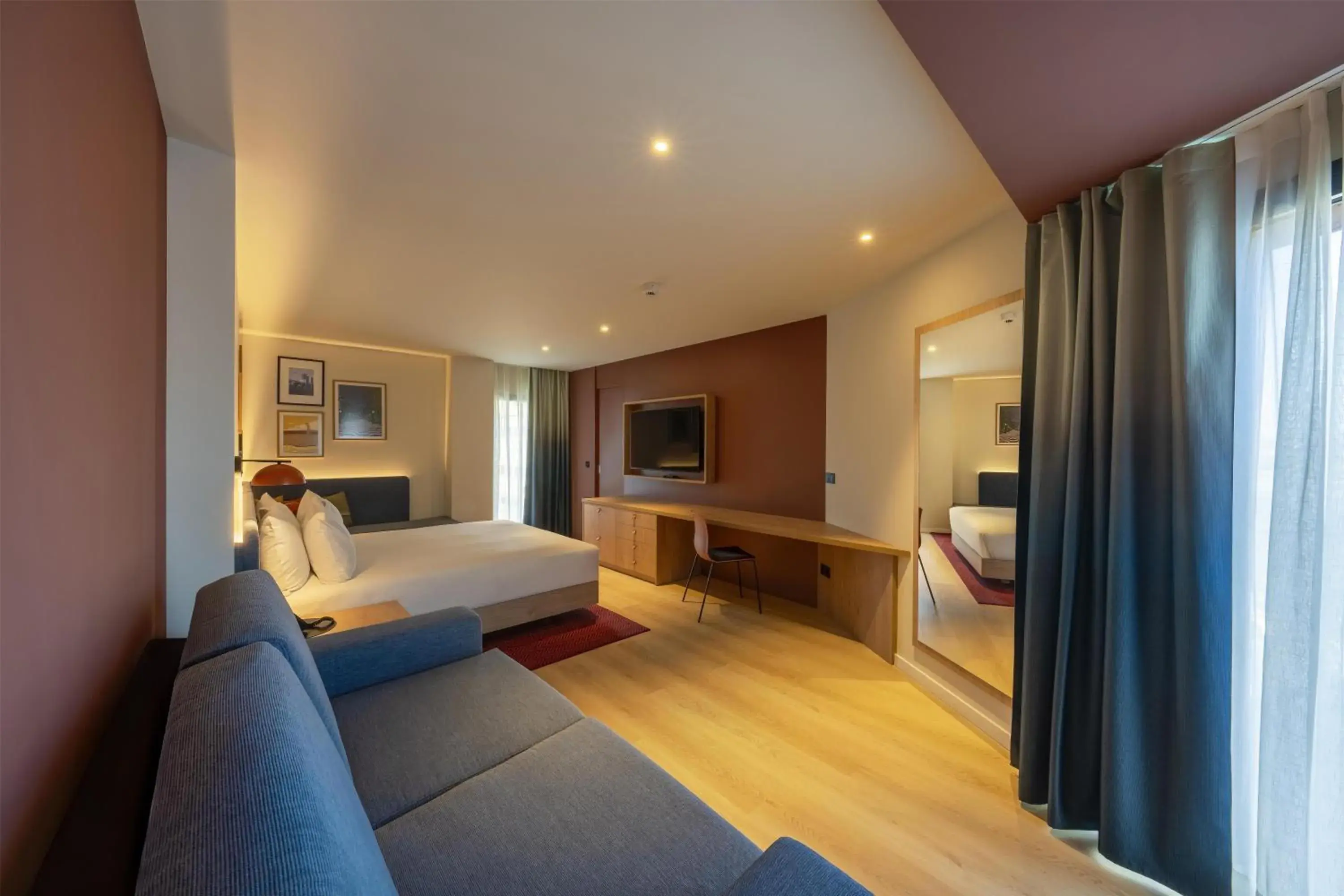 King Room with Sofa Bed in Hampton By Hilton Alicante Airport King Room with Sofa Bed in Hampton By Hilton Alicante Airport