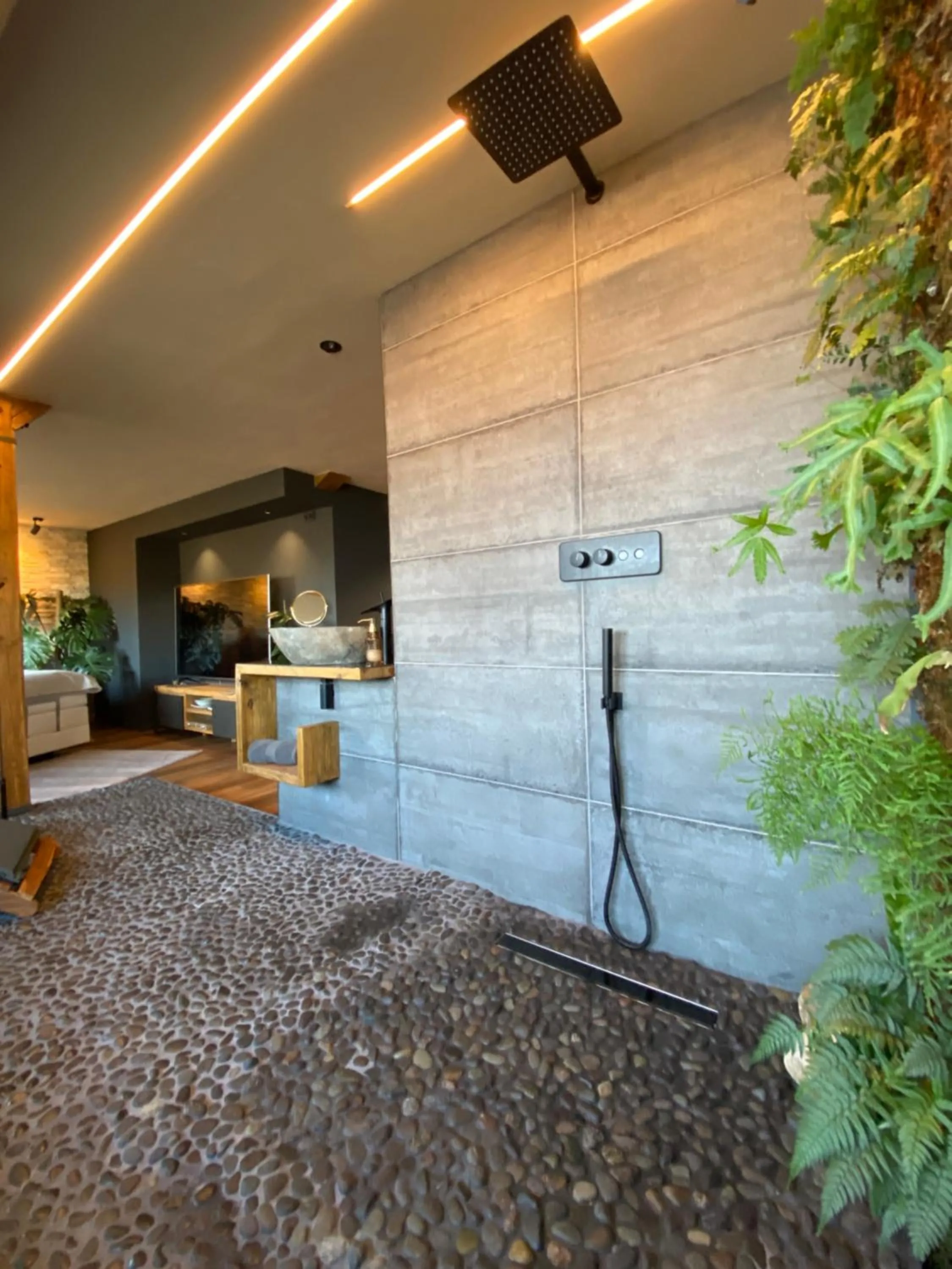 Shower in Wellness Suiten mit Whirlpool am Stadtrand von Essen